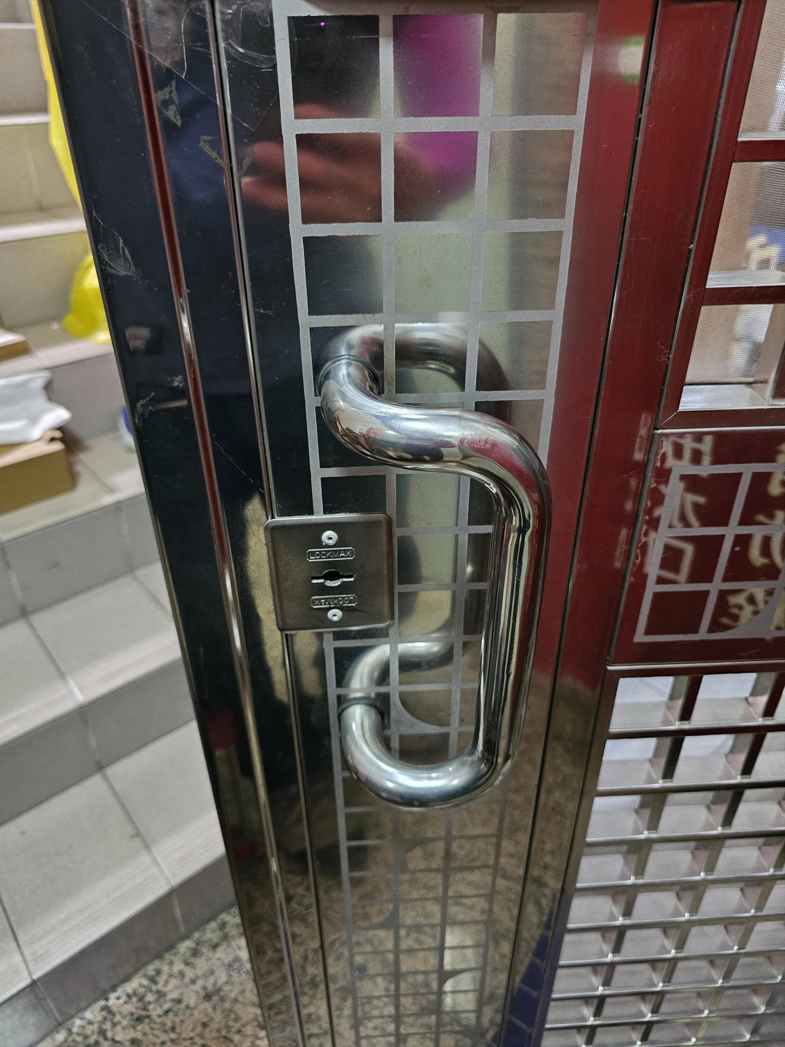 白鐵門安裝前原有不鏽鋼拉把門鎖