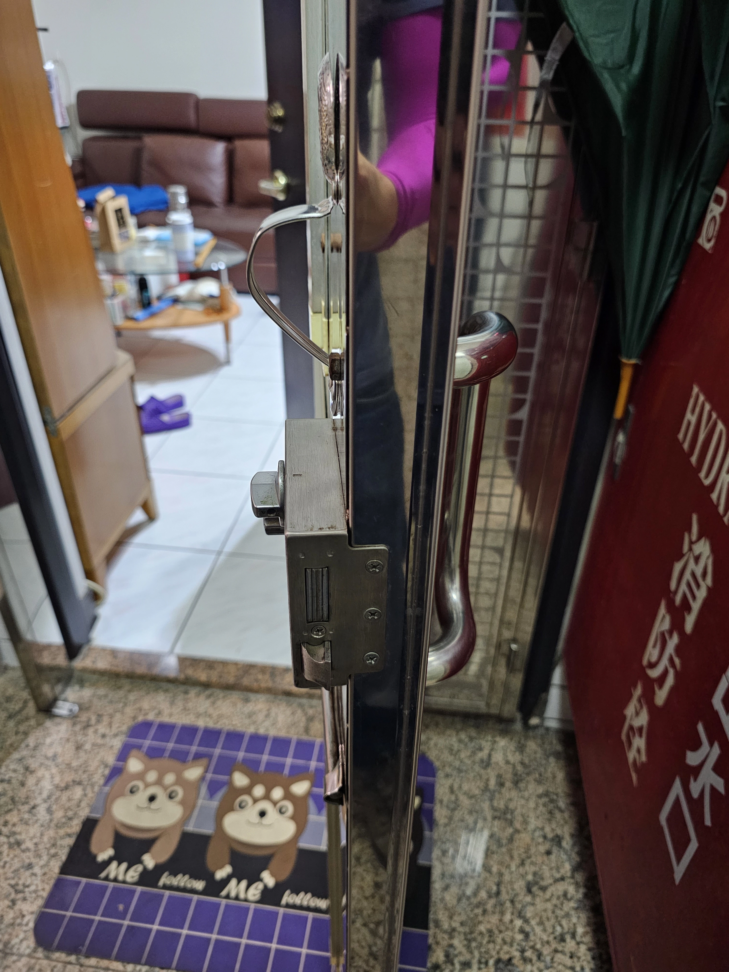 白鐵門安裝前門側鎖具與舊門把