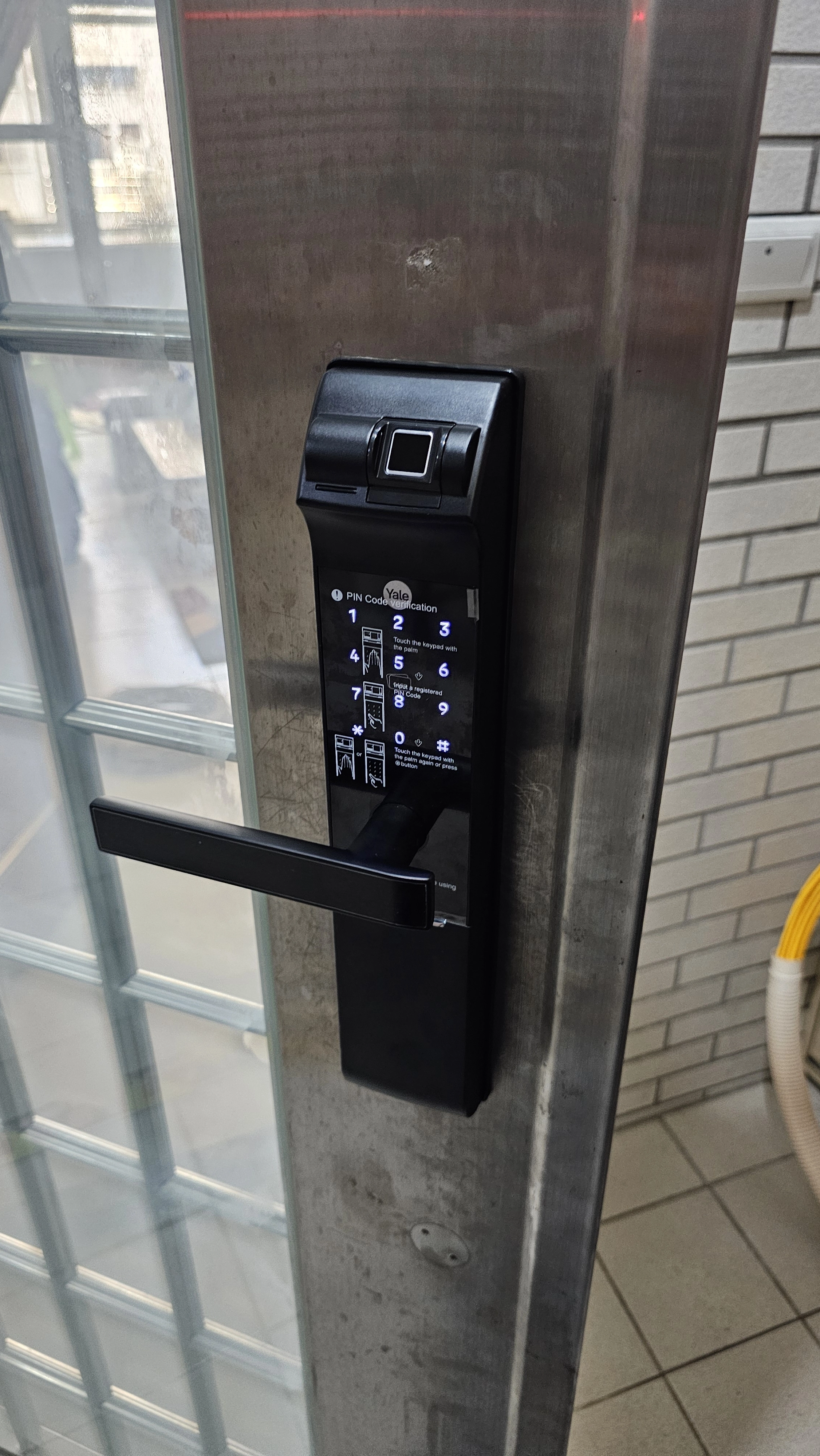 白鐵門黑色密碼把手電子鎖外側