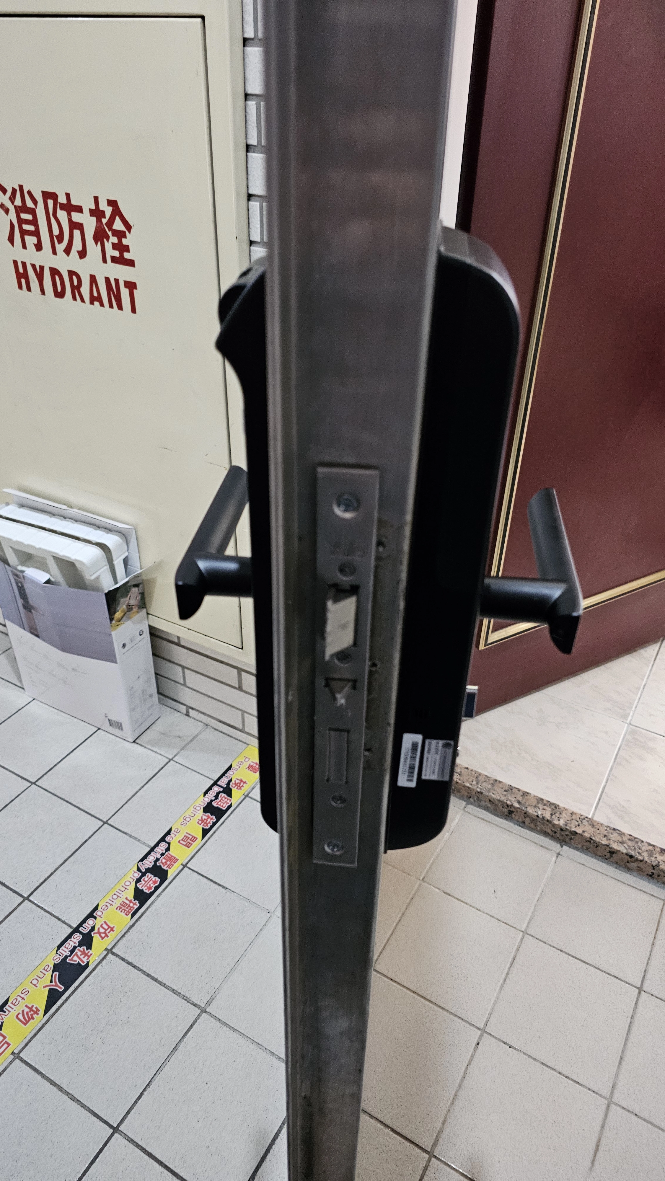 白鐵門電子鎖側面安裝狀況