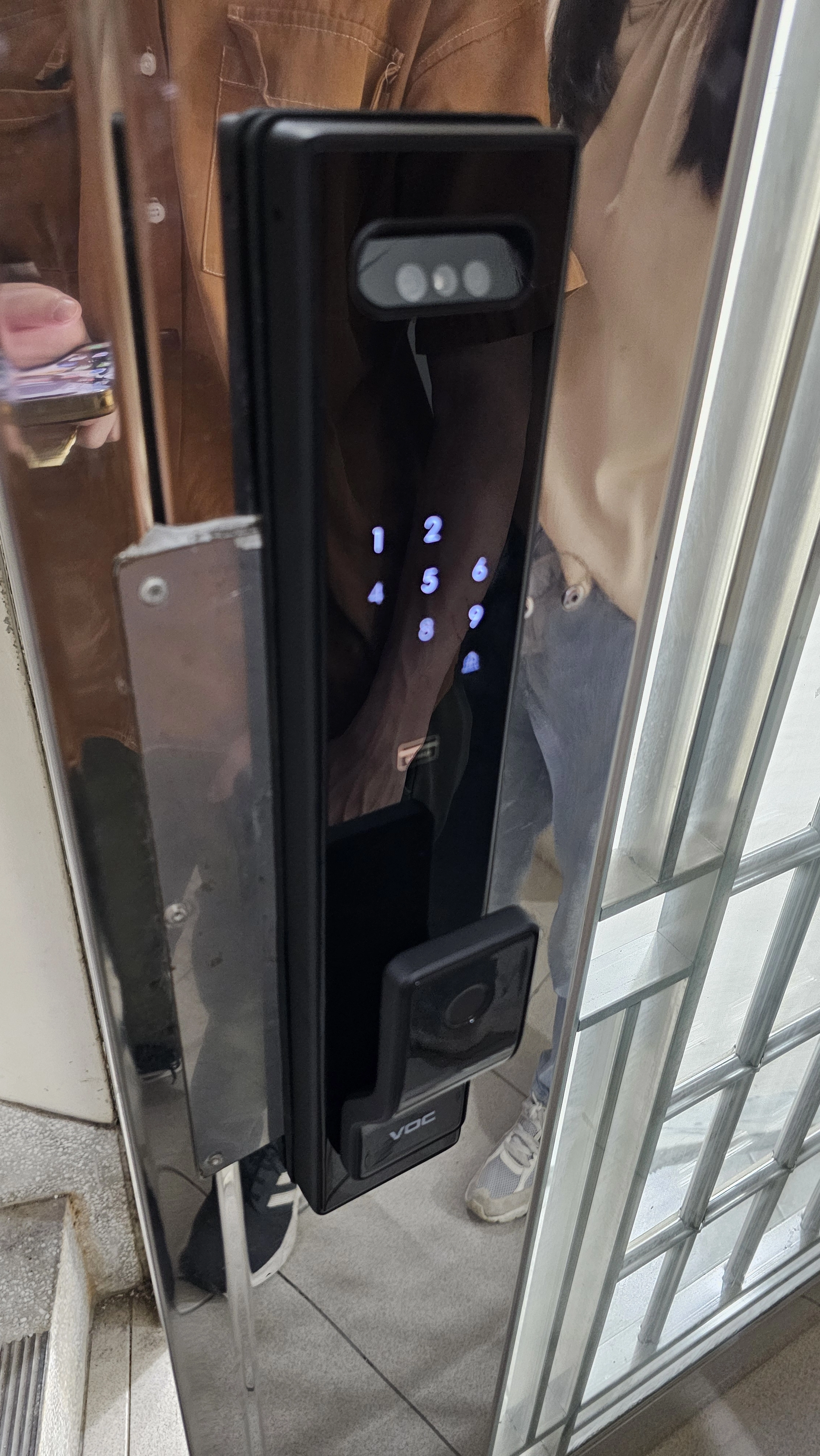 白鐵玻璃格窗門黑色密碼電子鎖