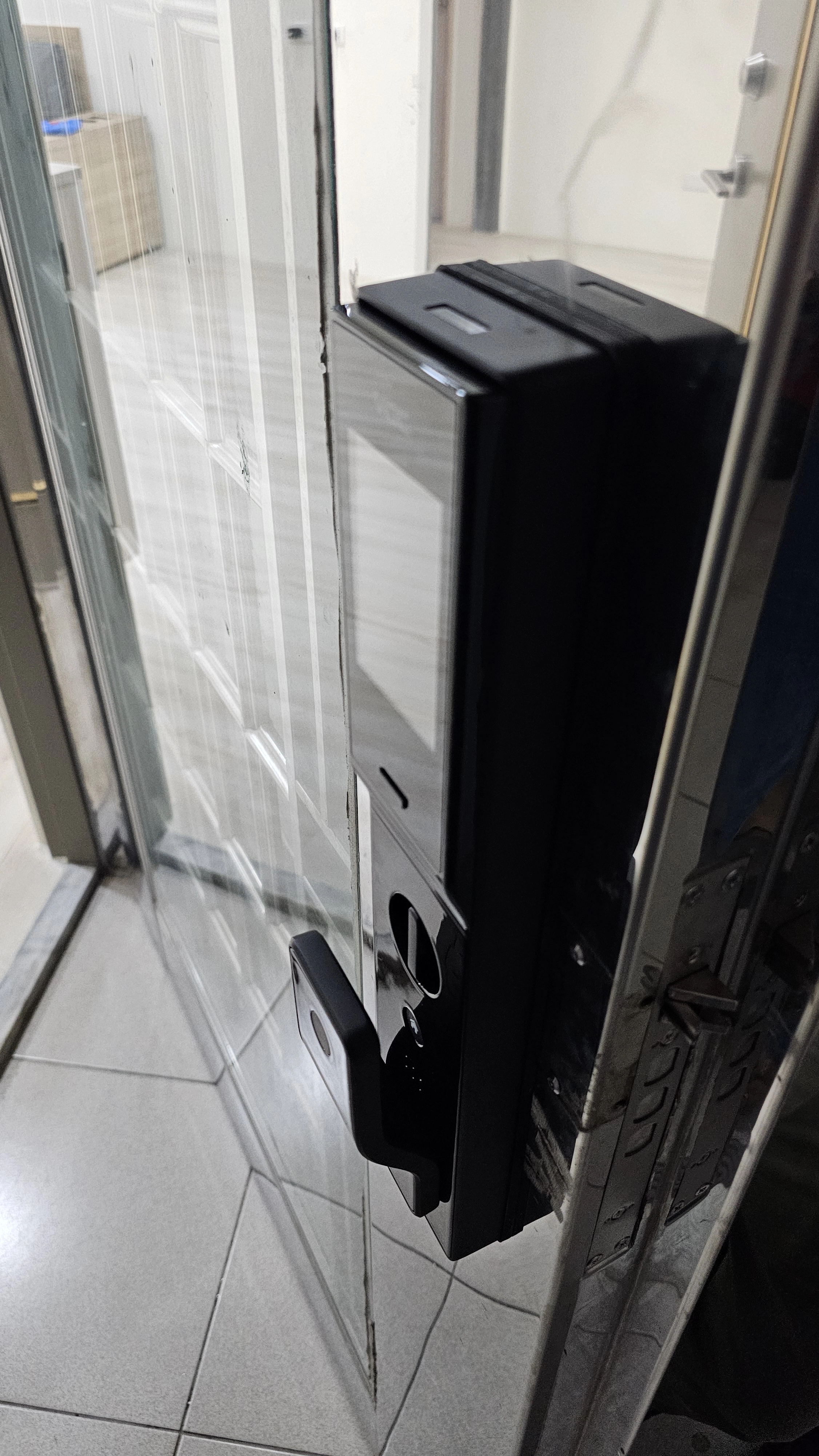 白鐵門內側電子鎖主體與把手