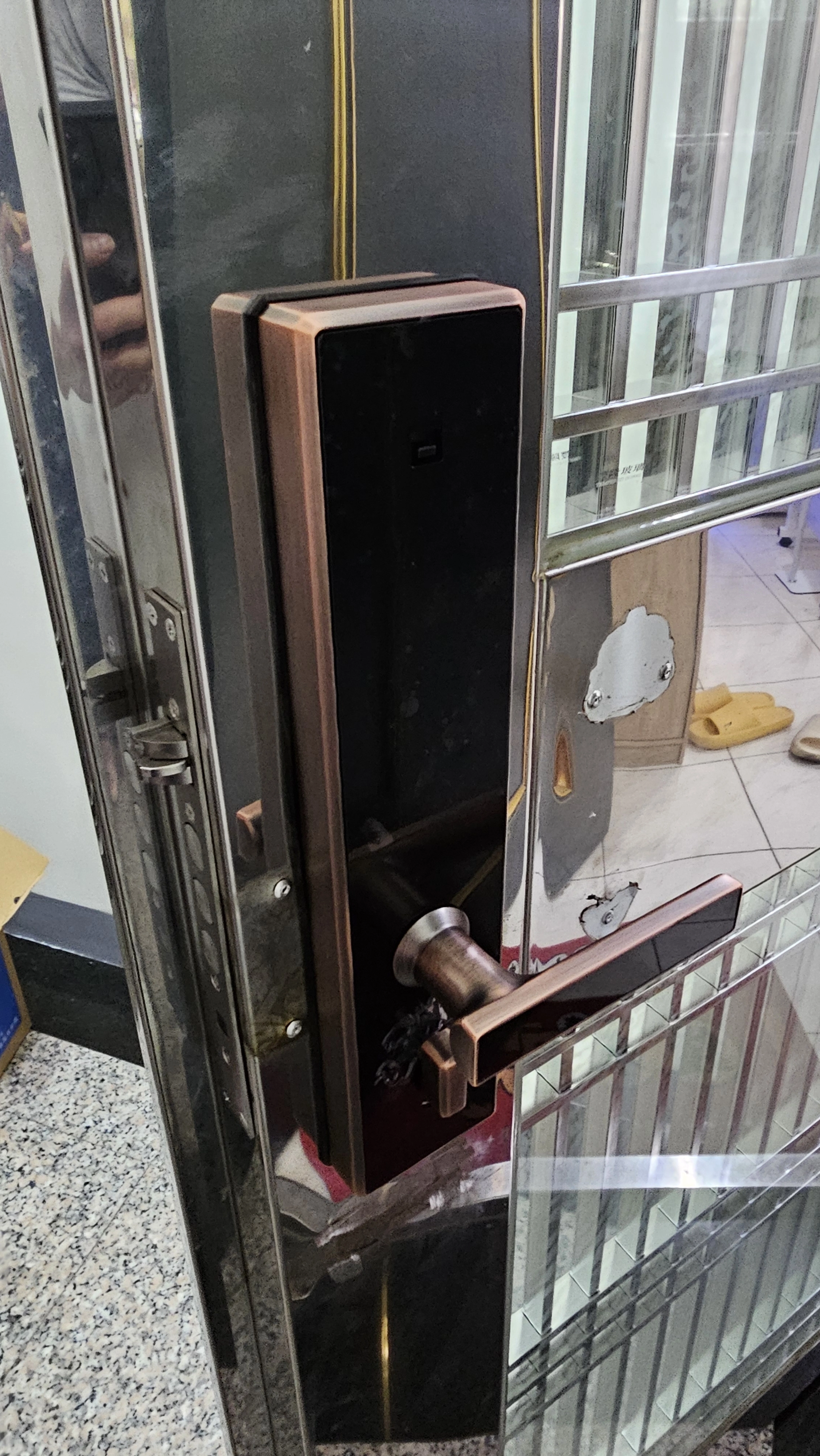 白鐵門古銅色把手電子鎖側視