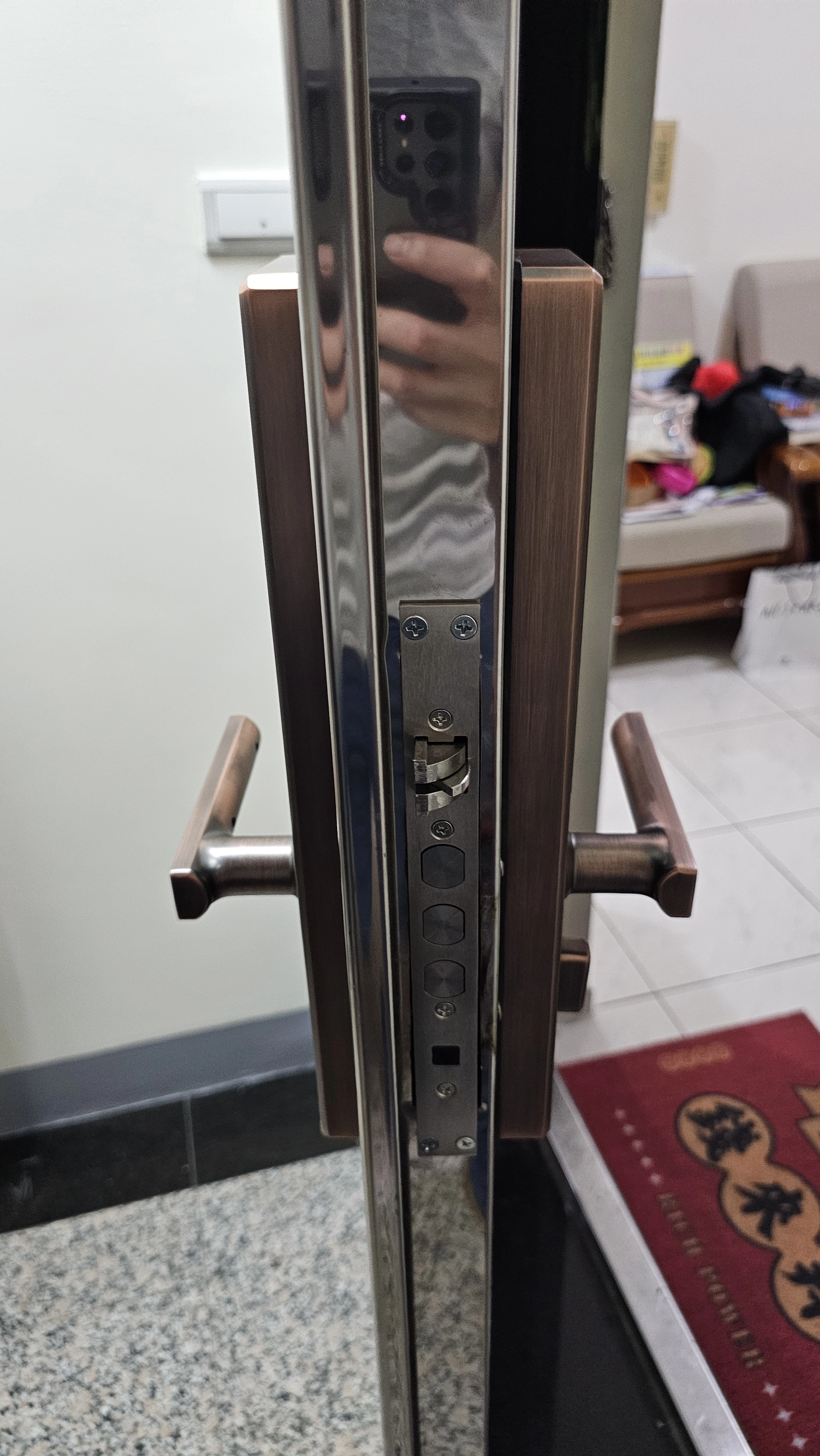 白鐵門電子鎖內側把手安裝完成