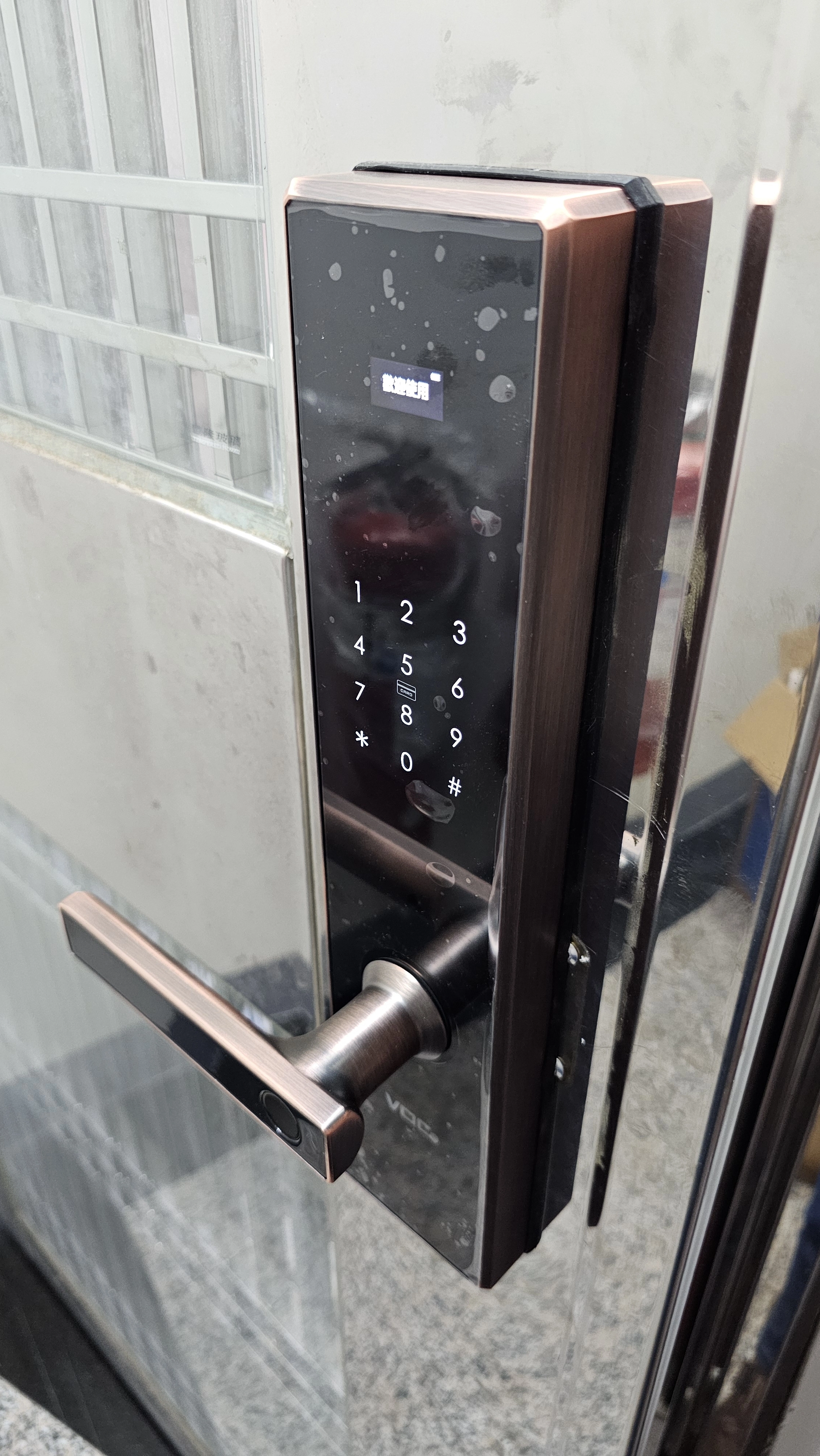白鐵玻璃格窗門密碼把手電子鎖完工