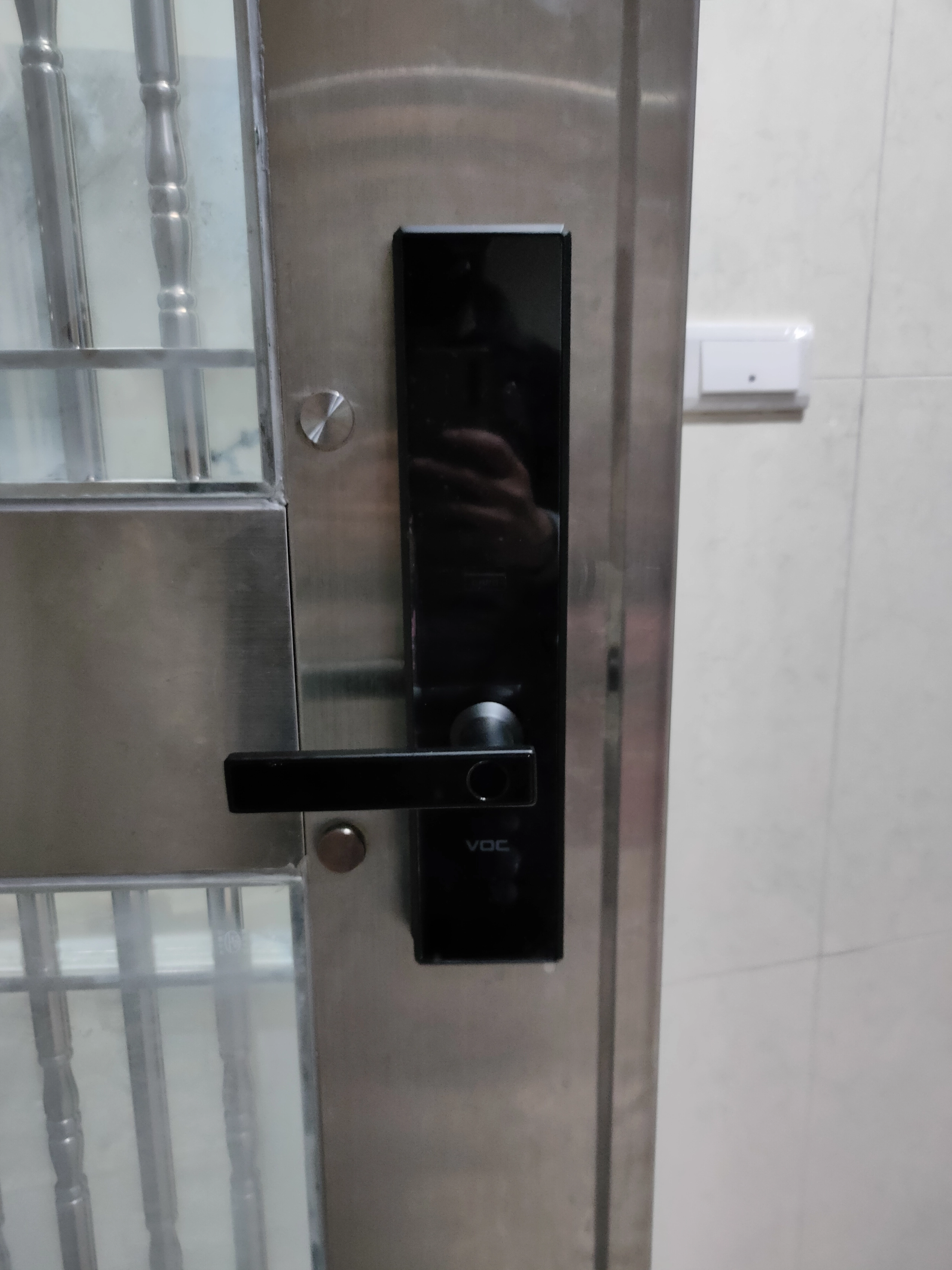 白鐵玻璃磚門黑色把手電子鎖