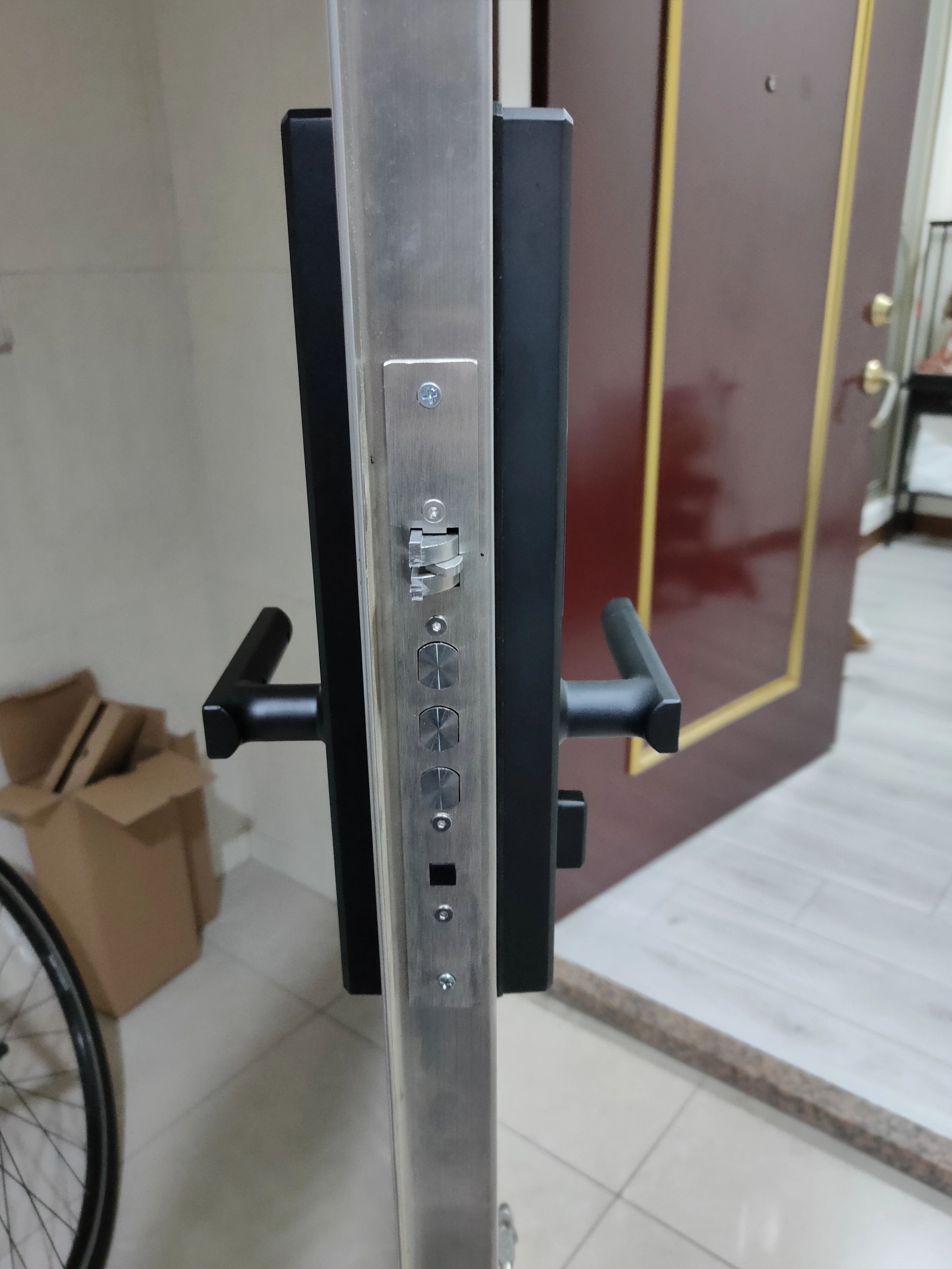 白鐵門電子鎖內側面板與把手