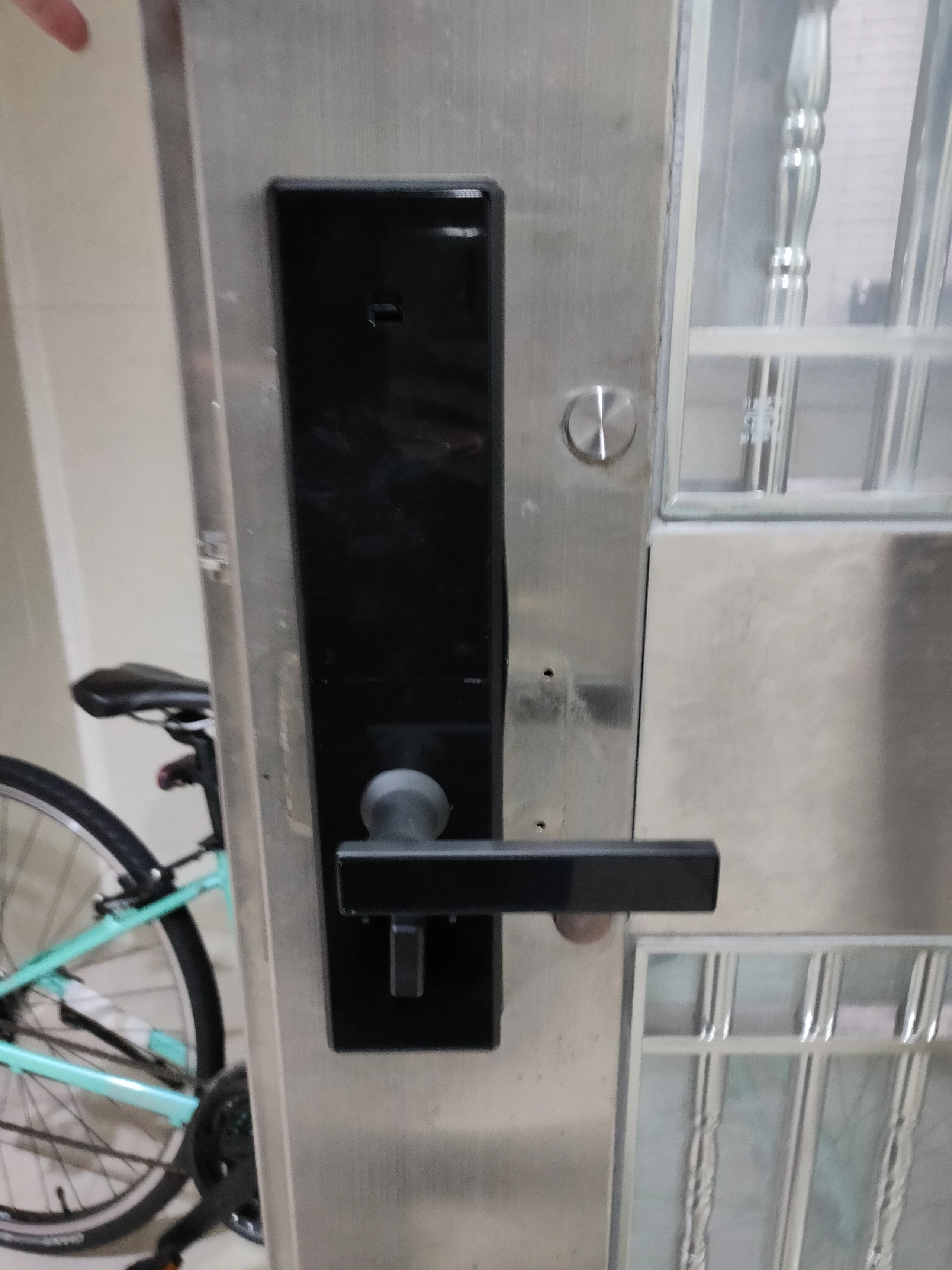 白鐵門黑色電子鎖外觀與門框