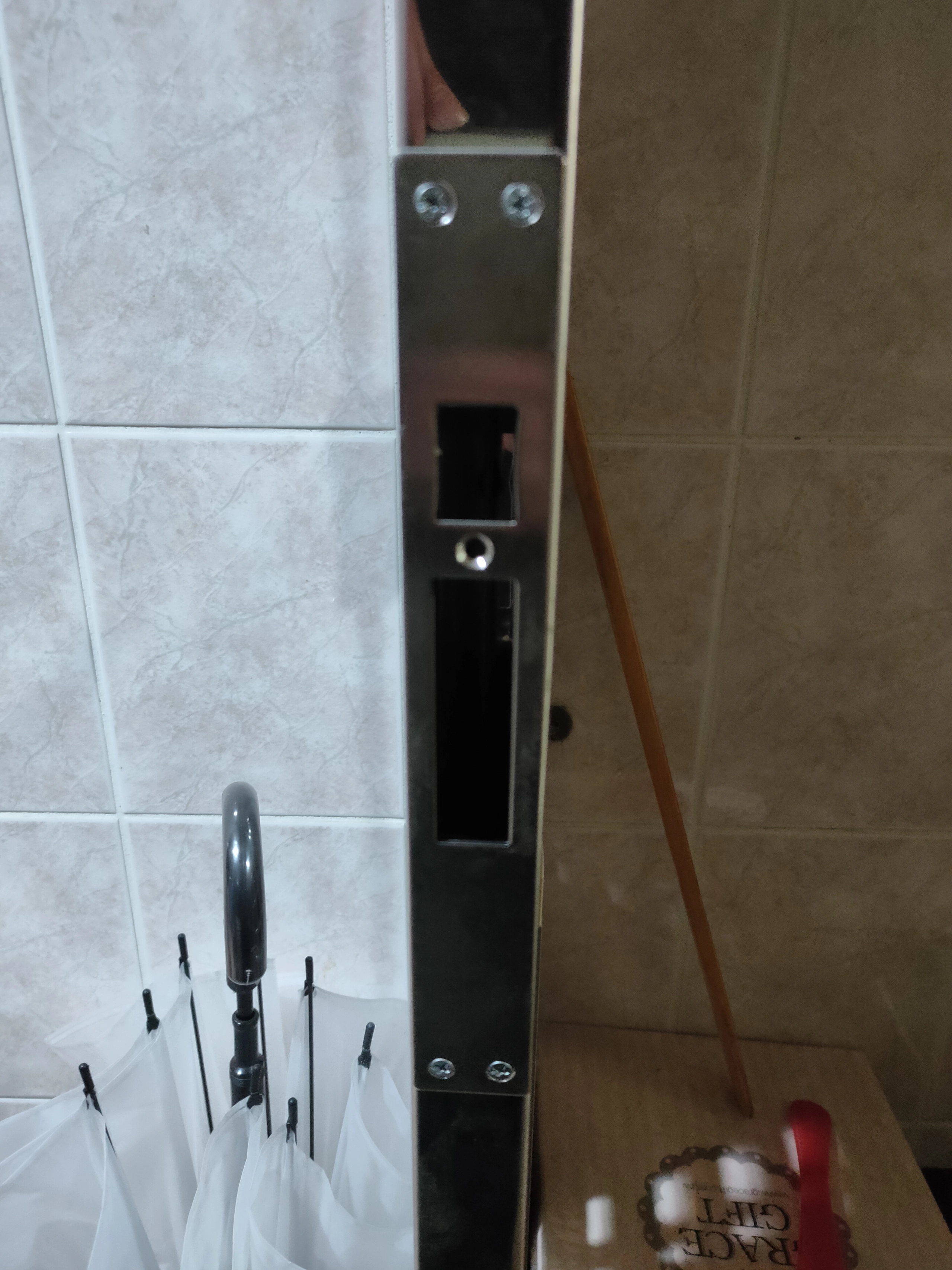 磁磚牆面旁白鐵門電子鎖側面
