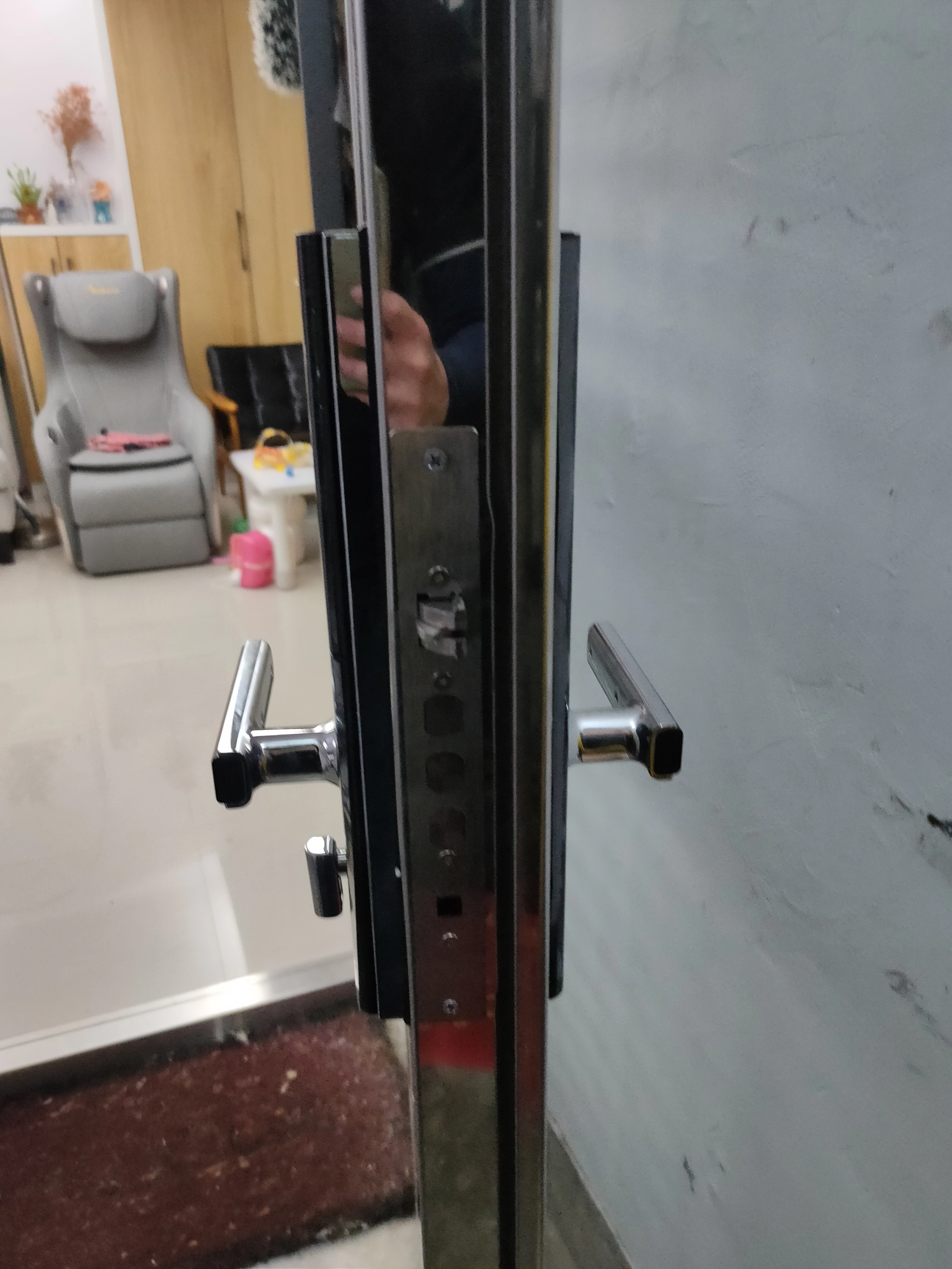 白鐵門內側電子鎖把手安裝