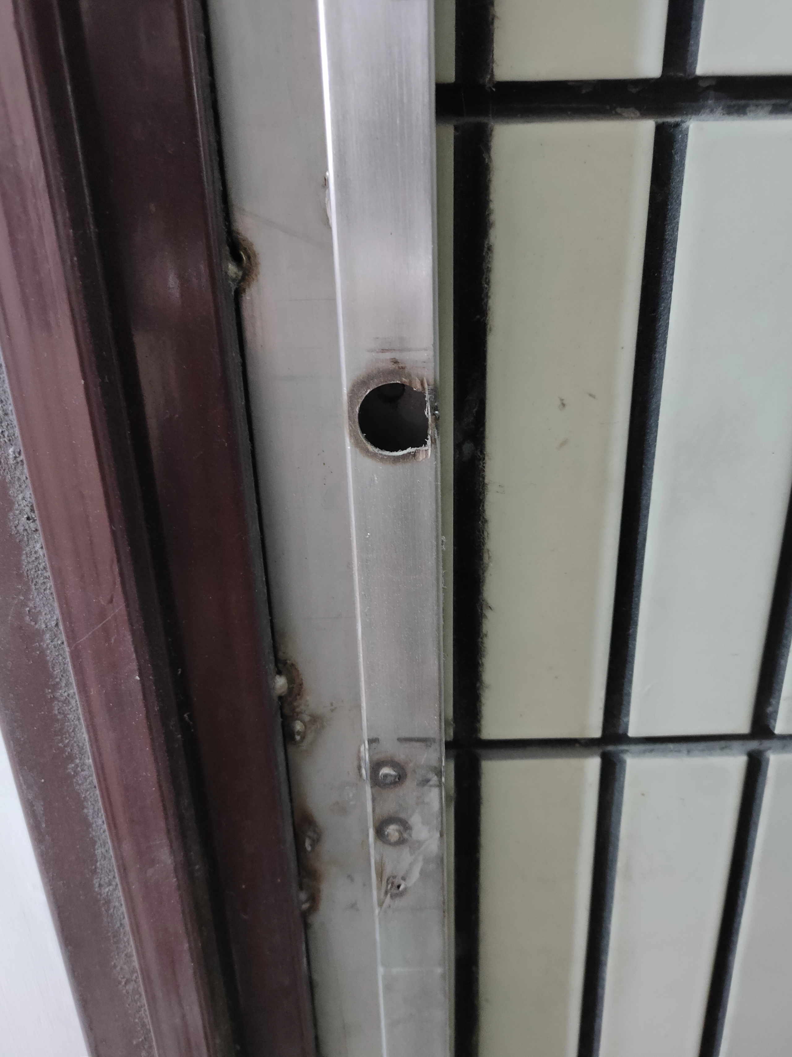 格柵白鐵門內側電子鎖把手