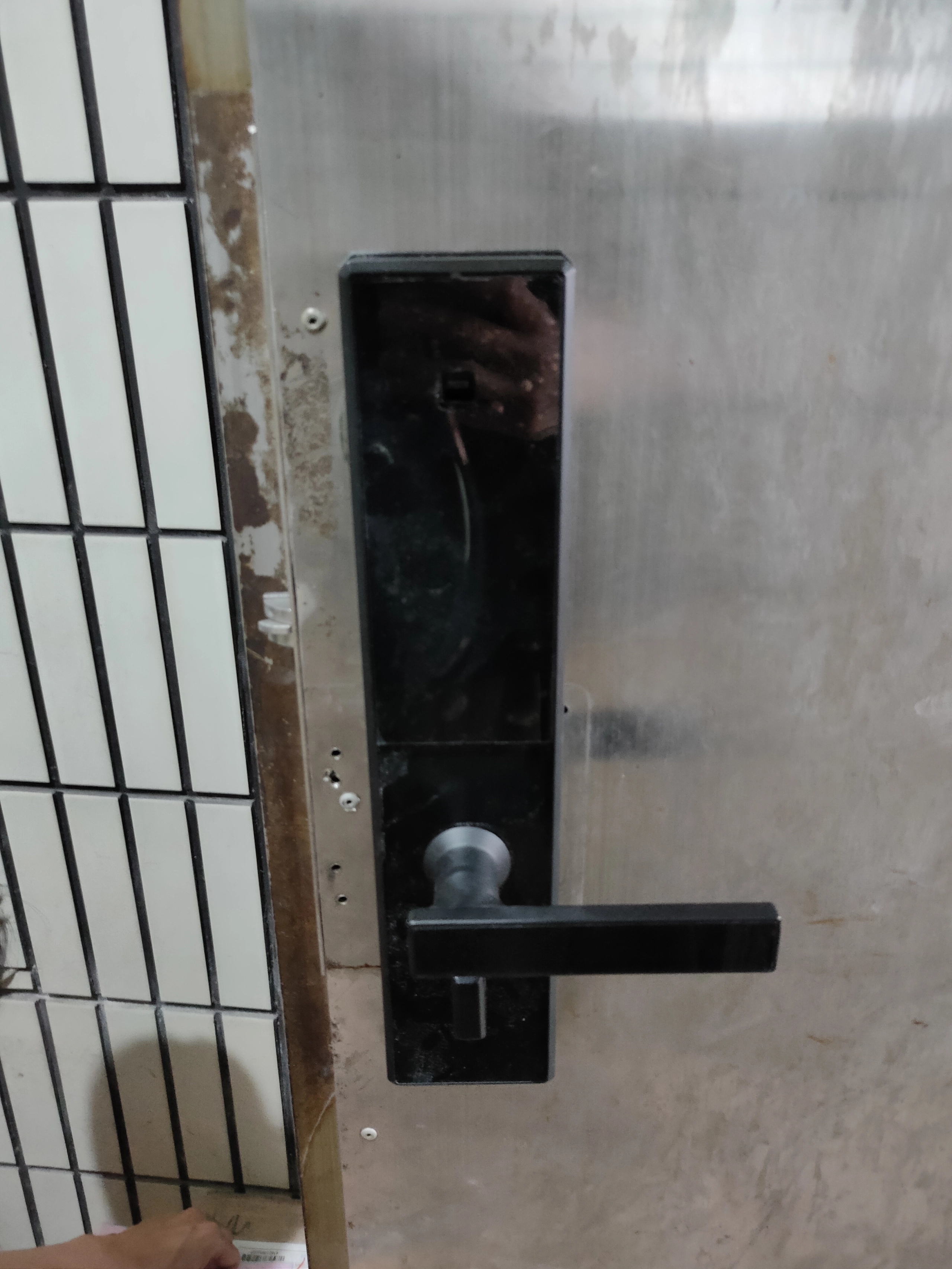 格柵白鐵門黑色密碼電子鎖完工