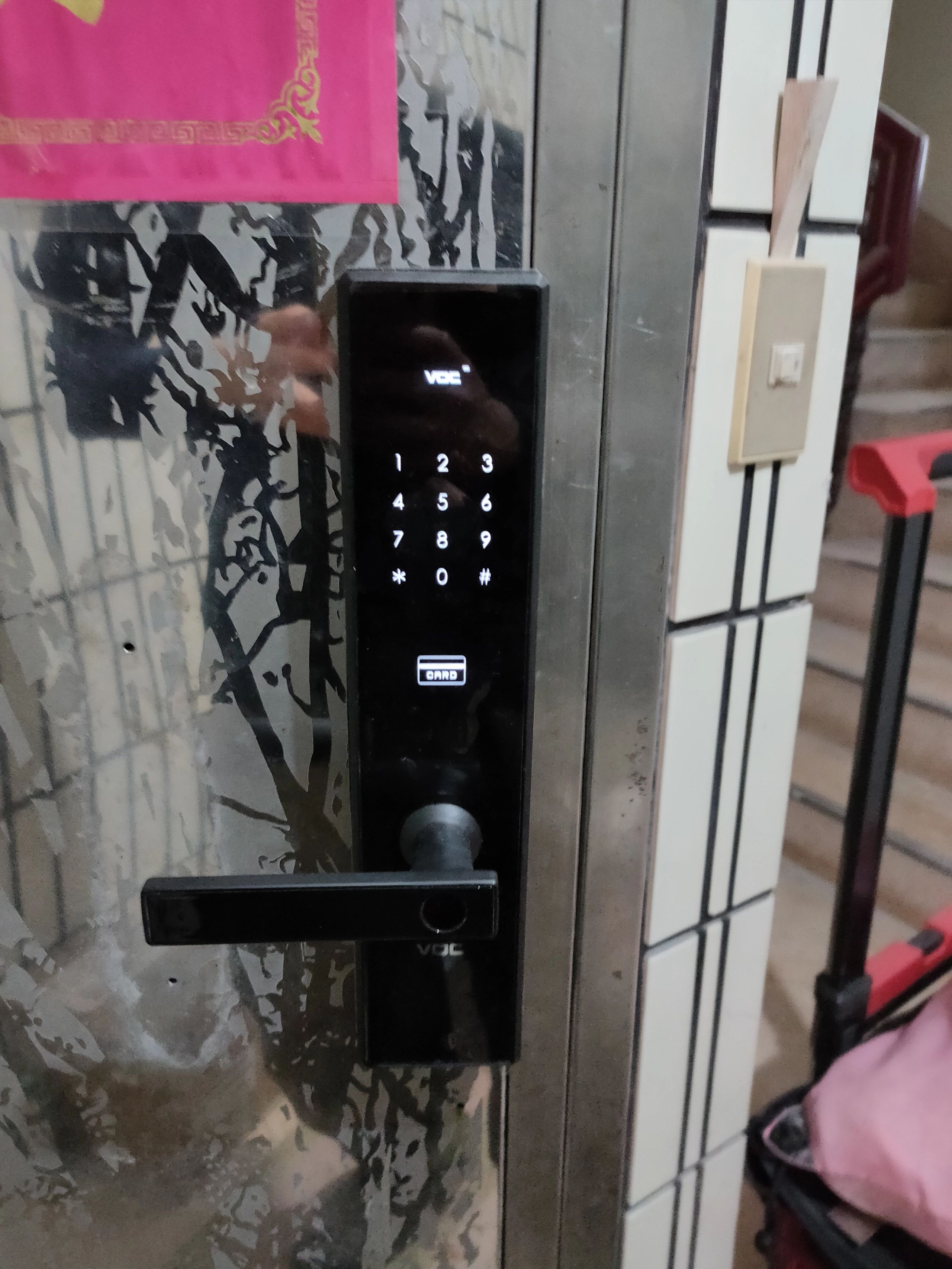 白鐵門黑色密碼電子鎖外側