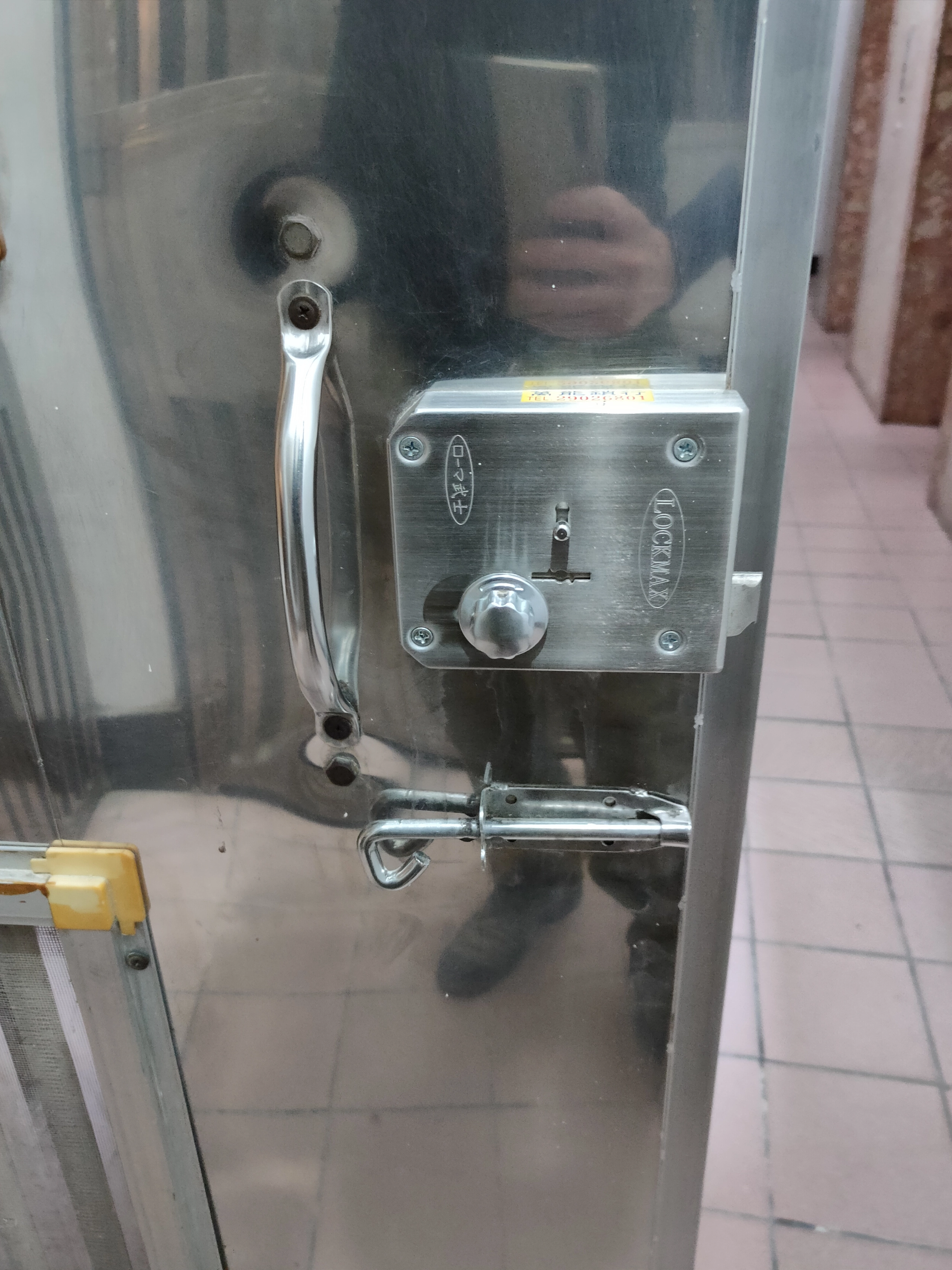 白鐵門安裝前原有機械把手鎖