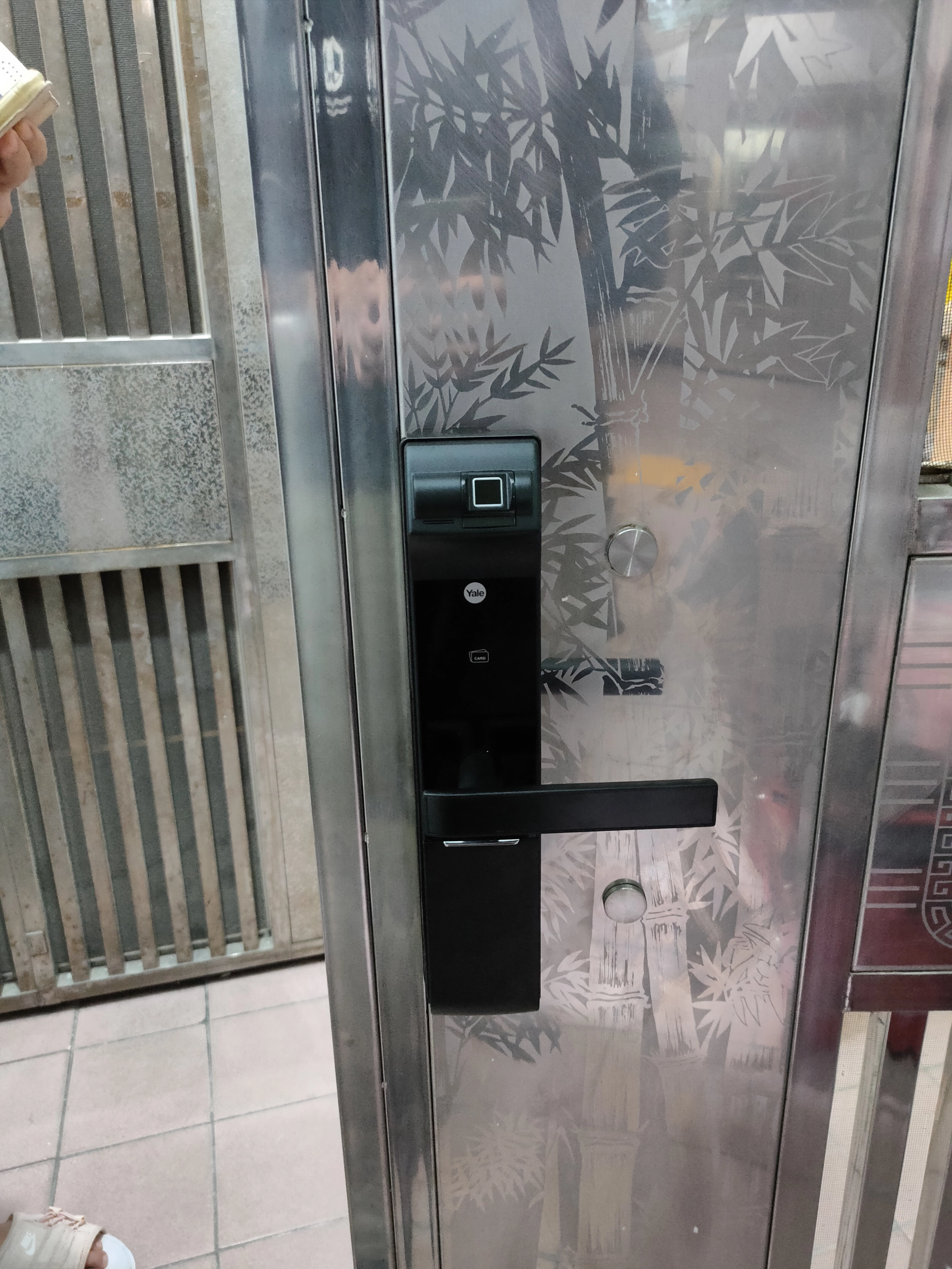 白鐵門黑色電子鎖安裝完工外觀