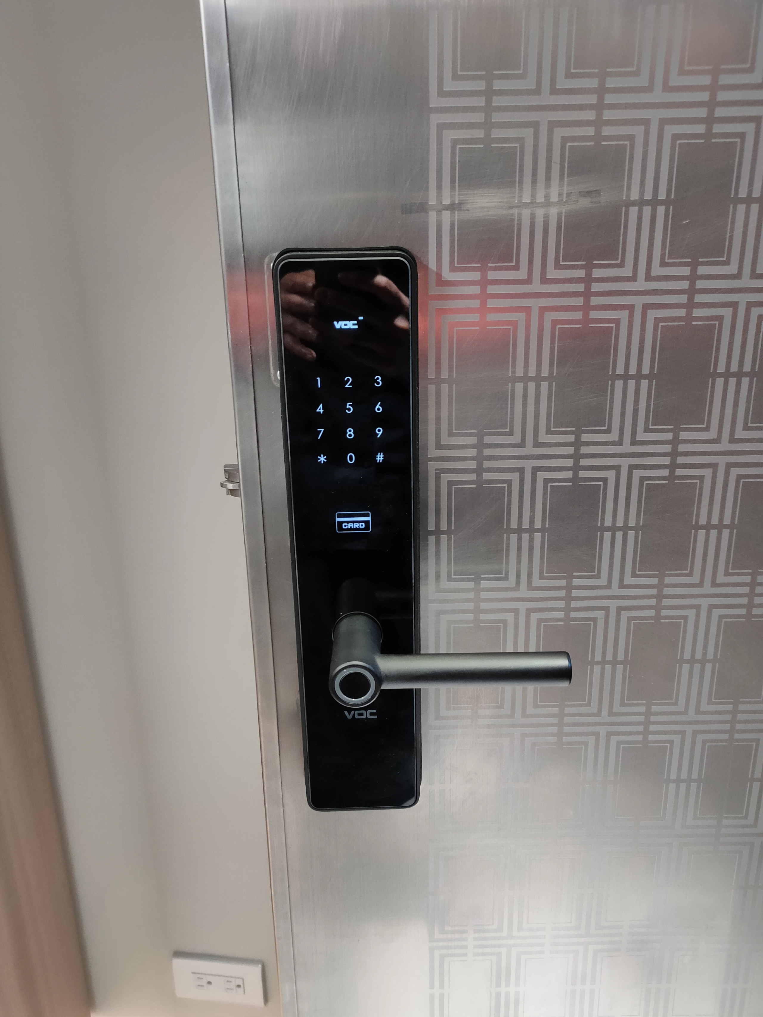 白鐵門黑色密碼把手電子鎖外觀