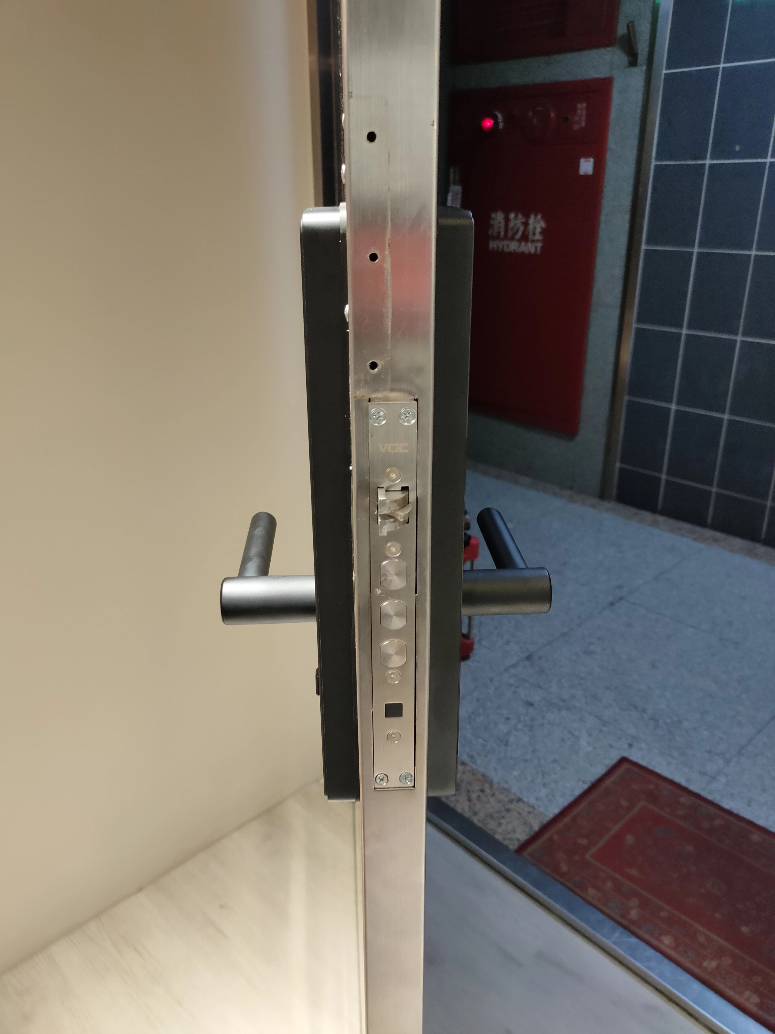 白鐵門電子鎖側面安裝狀況與門框