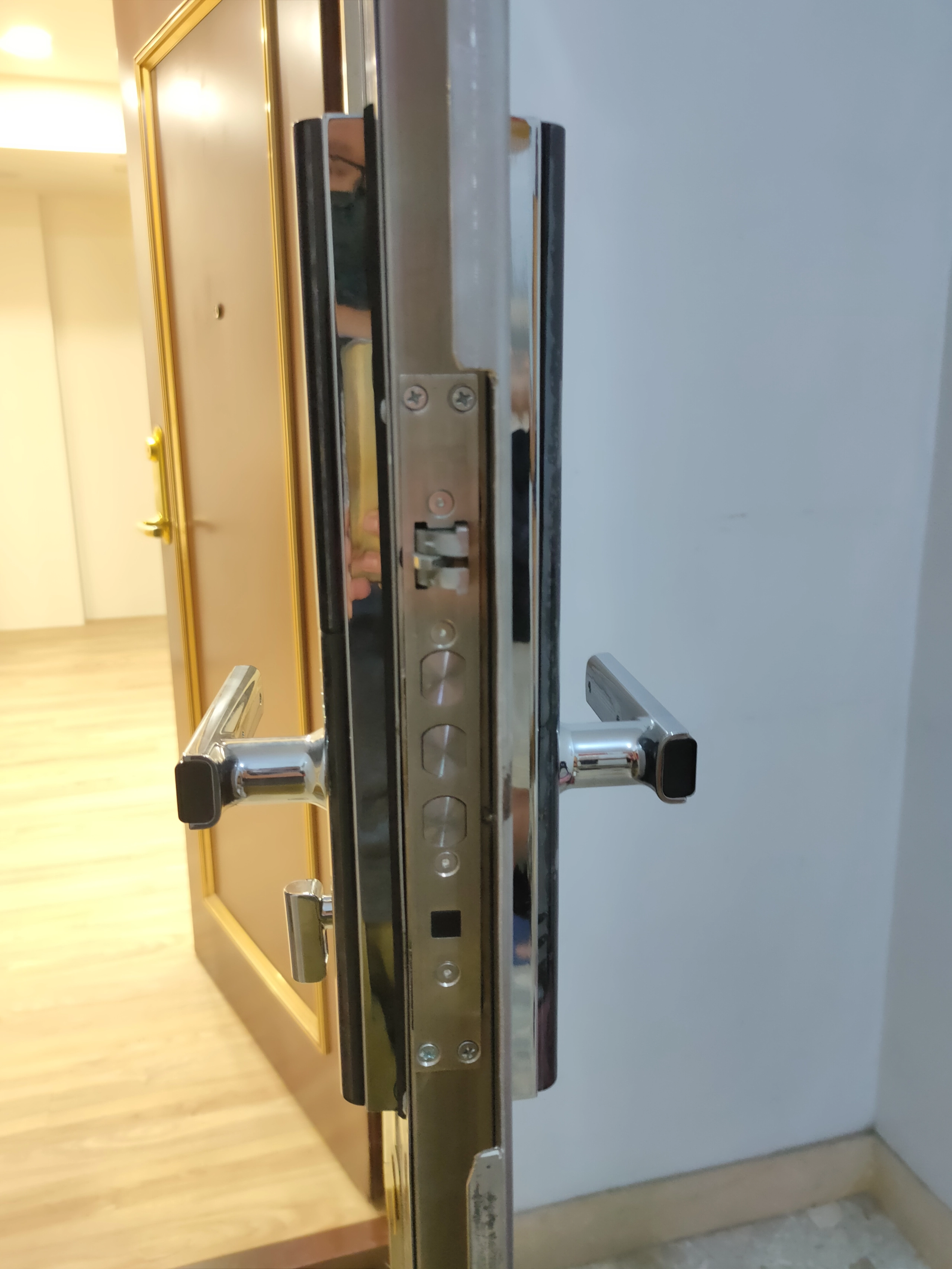 白鐵門電子鎖內側與室內地板