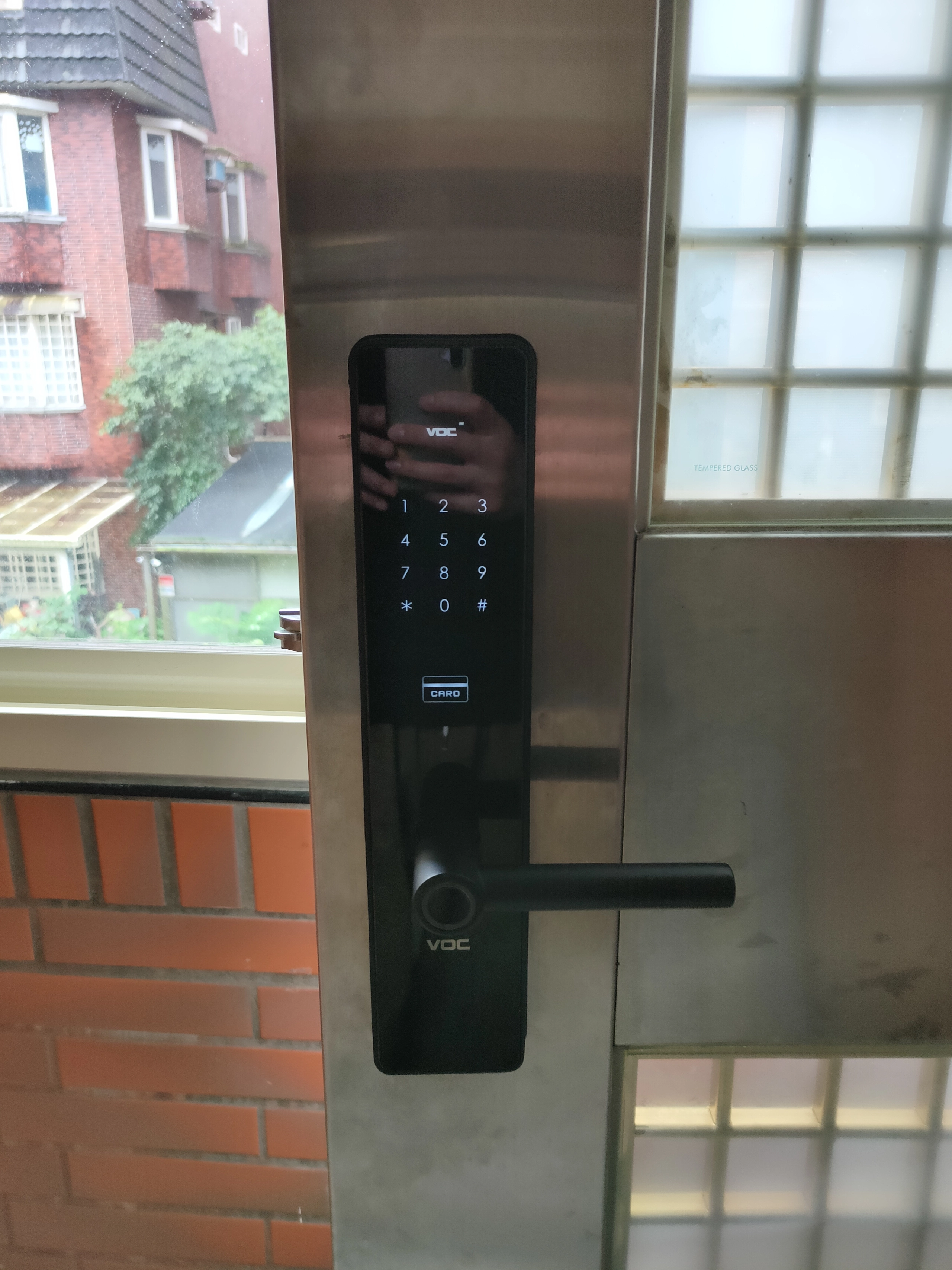 白鐵玻璃磚門黑色密碼電子鎖