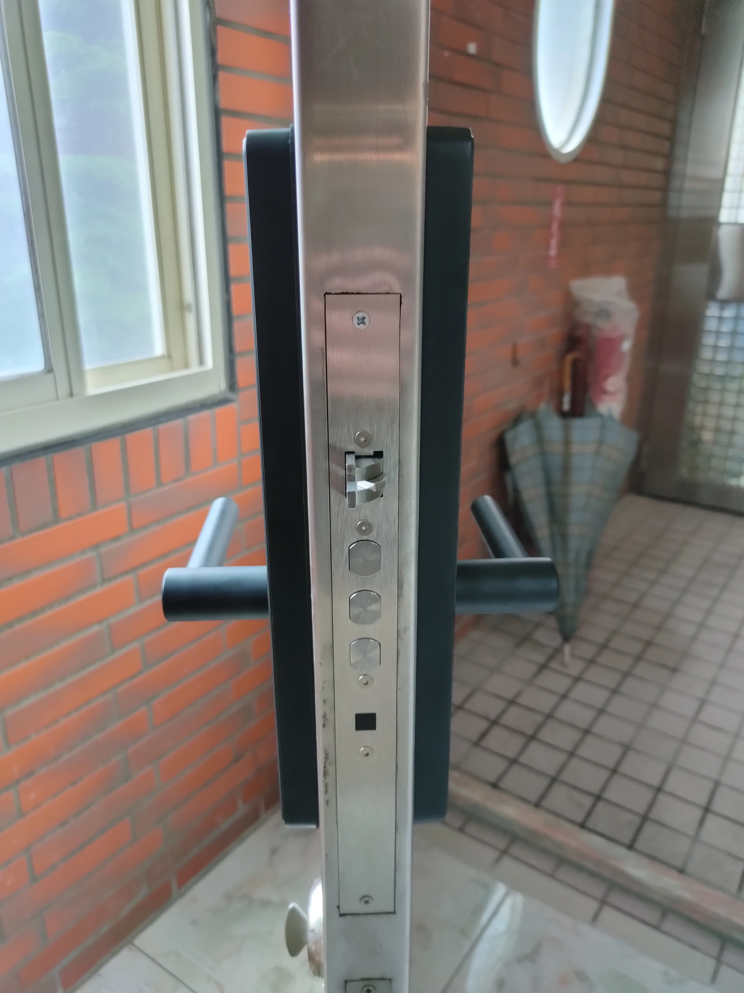 商空白鐵門電子鎖側面鎖體與紅磚牆