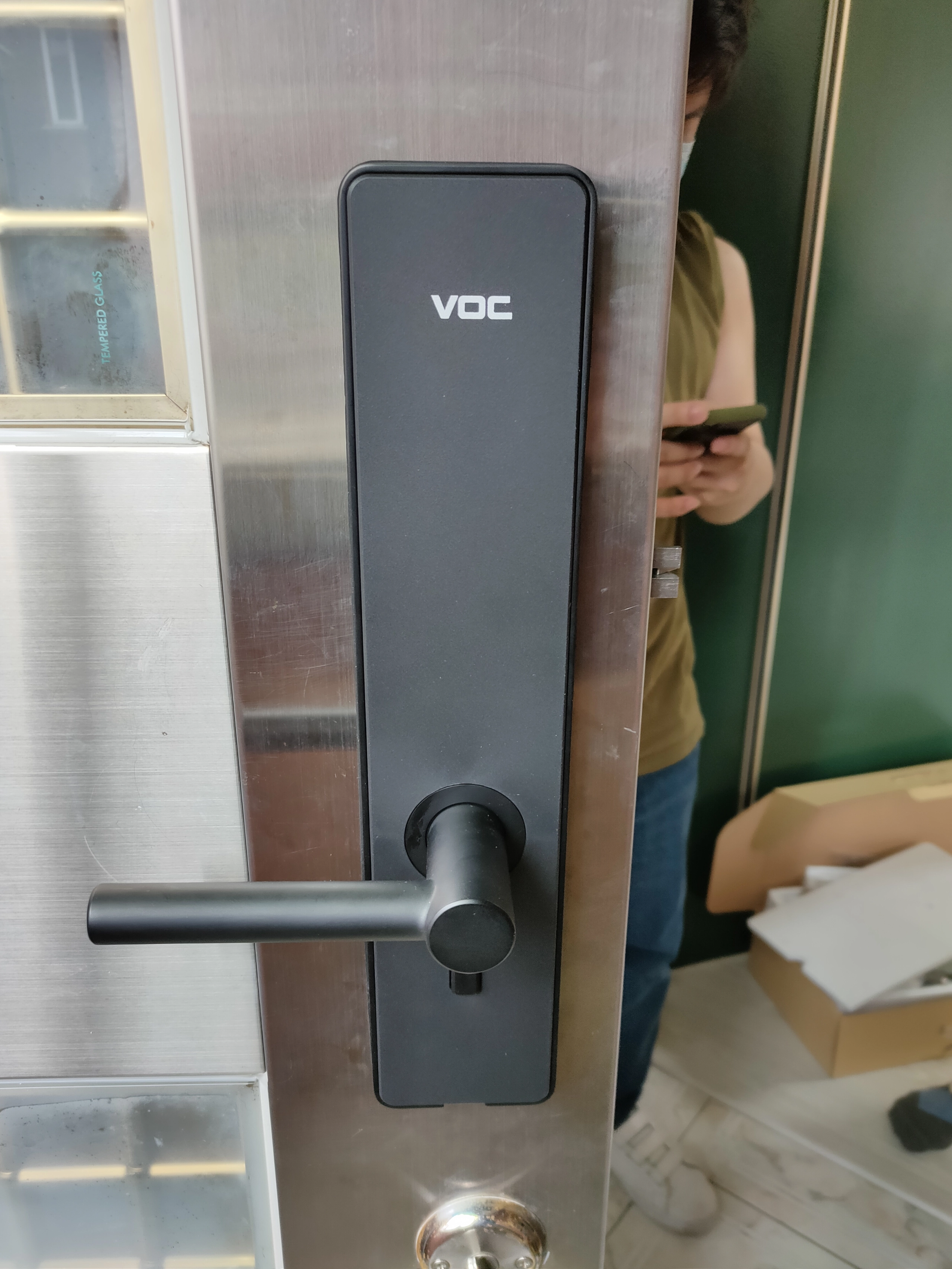 商空白鐵門VOC黑色把手電子鎖安裝完工