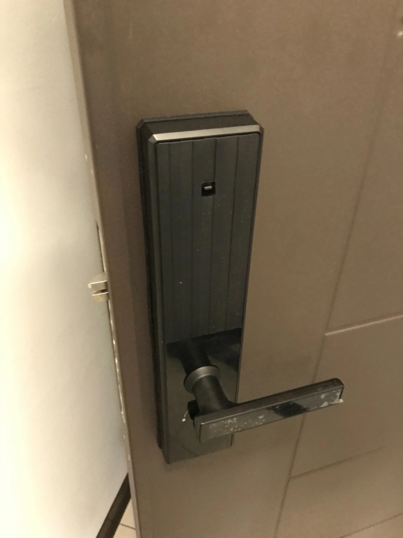 住家深色大門把手式電子鎖完工