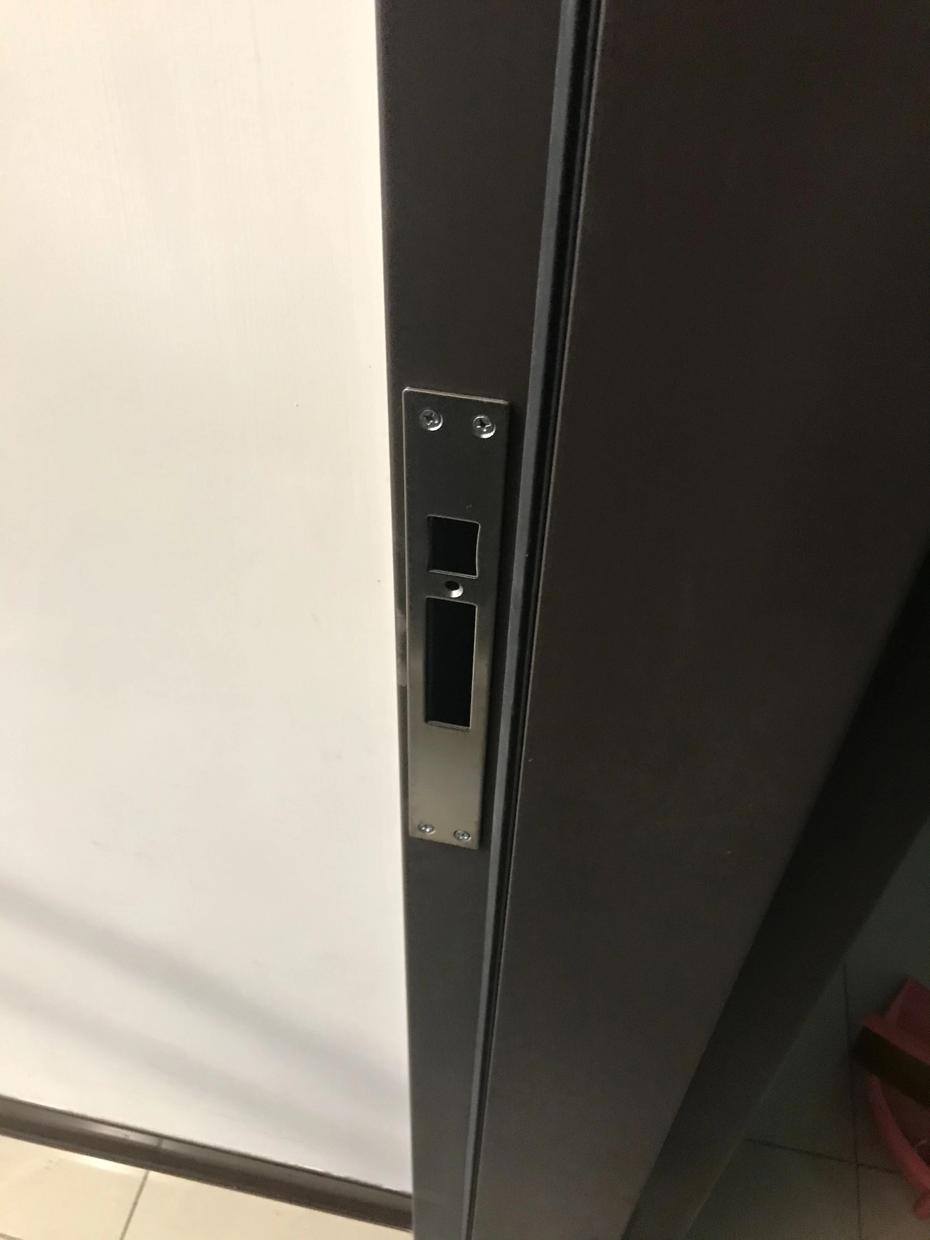 住家大門電子鎖側視安裝狀況