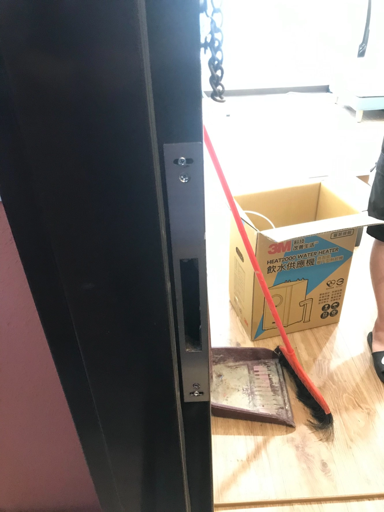 住家大門內側電子鎖把手與玄關