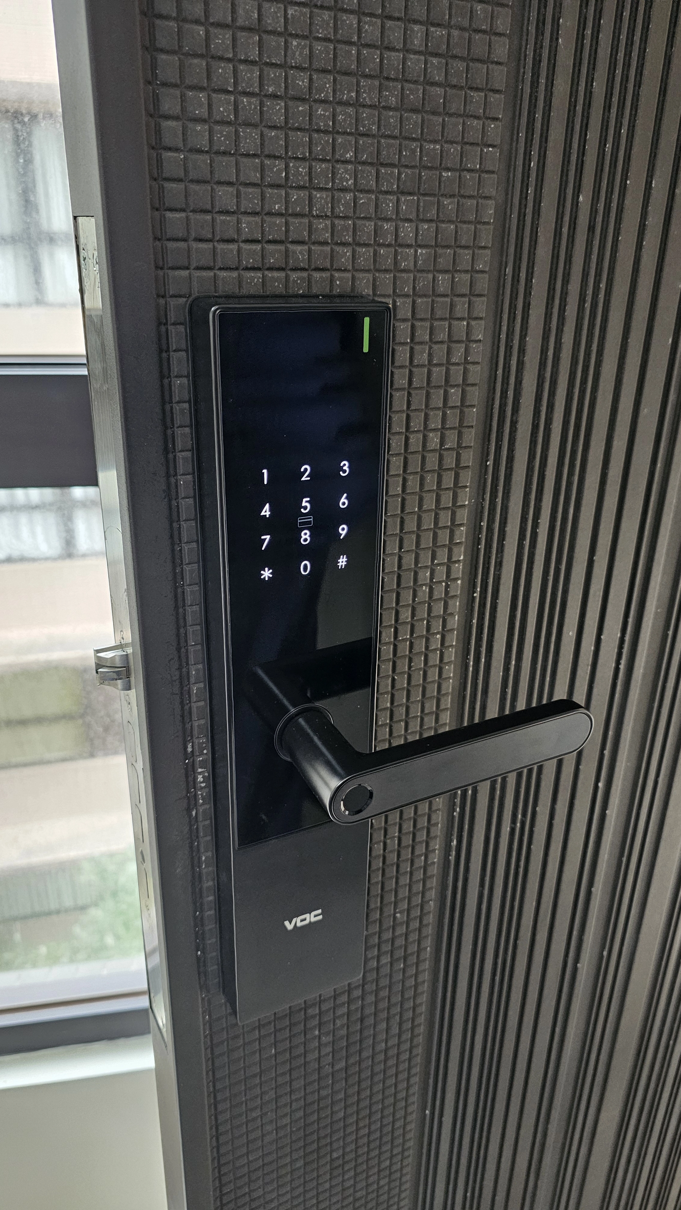 住家大門黑色把手式密碼電子鎖安裝完工