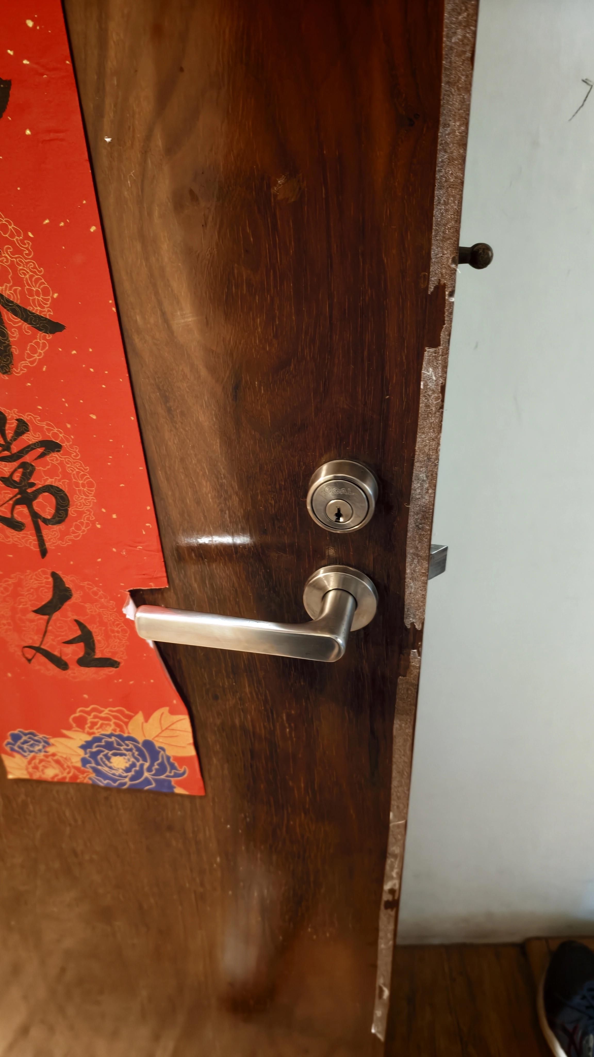 住家紅色大門安裝前原有把手鎖
