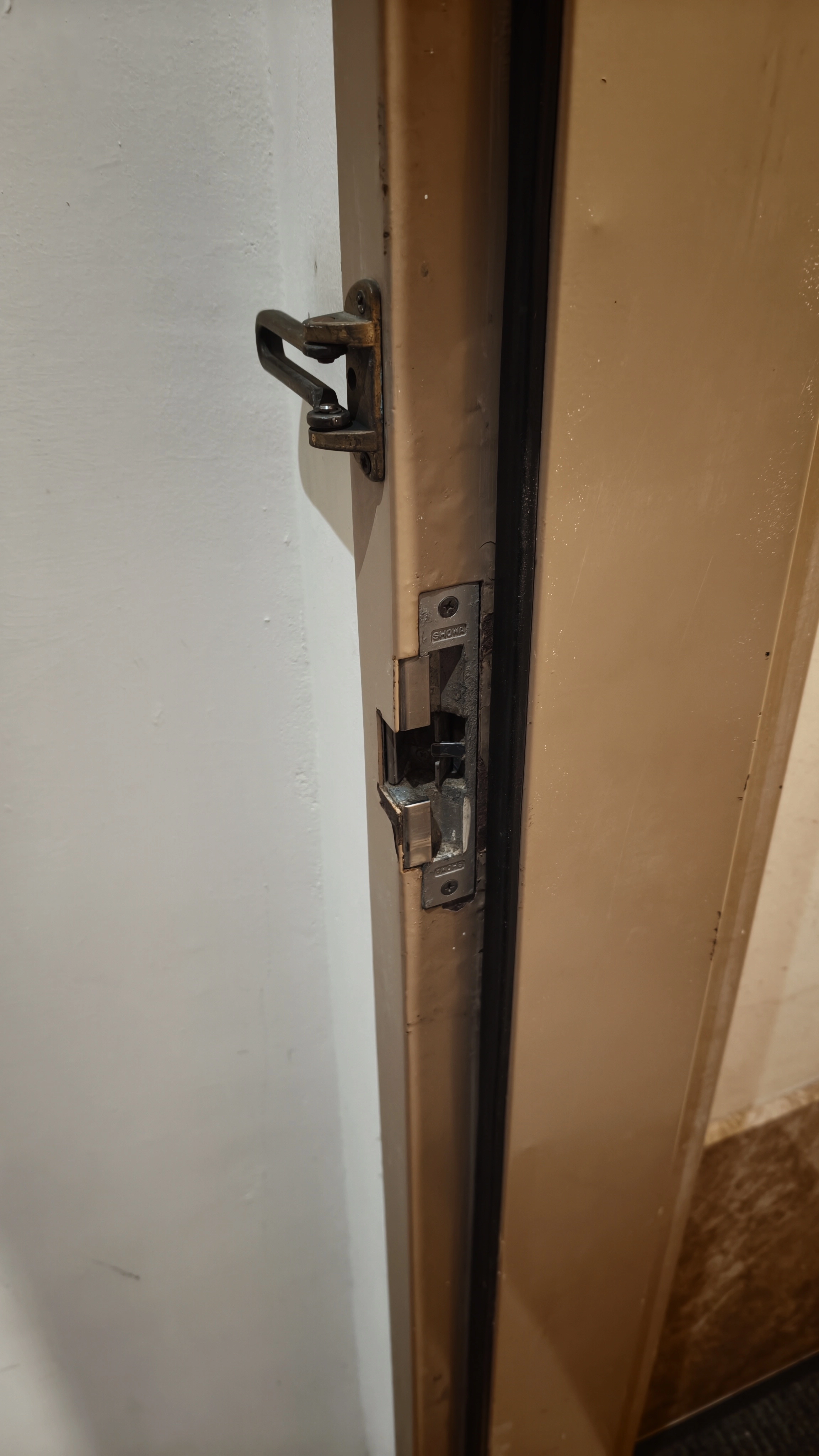 住家大門電子鎖側面與室內