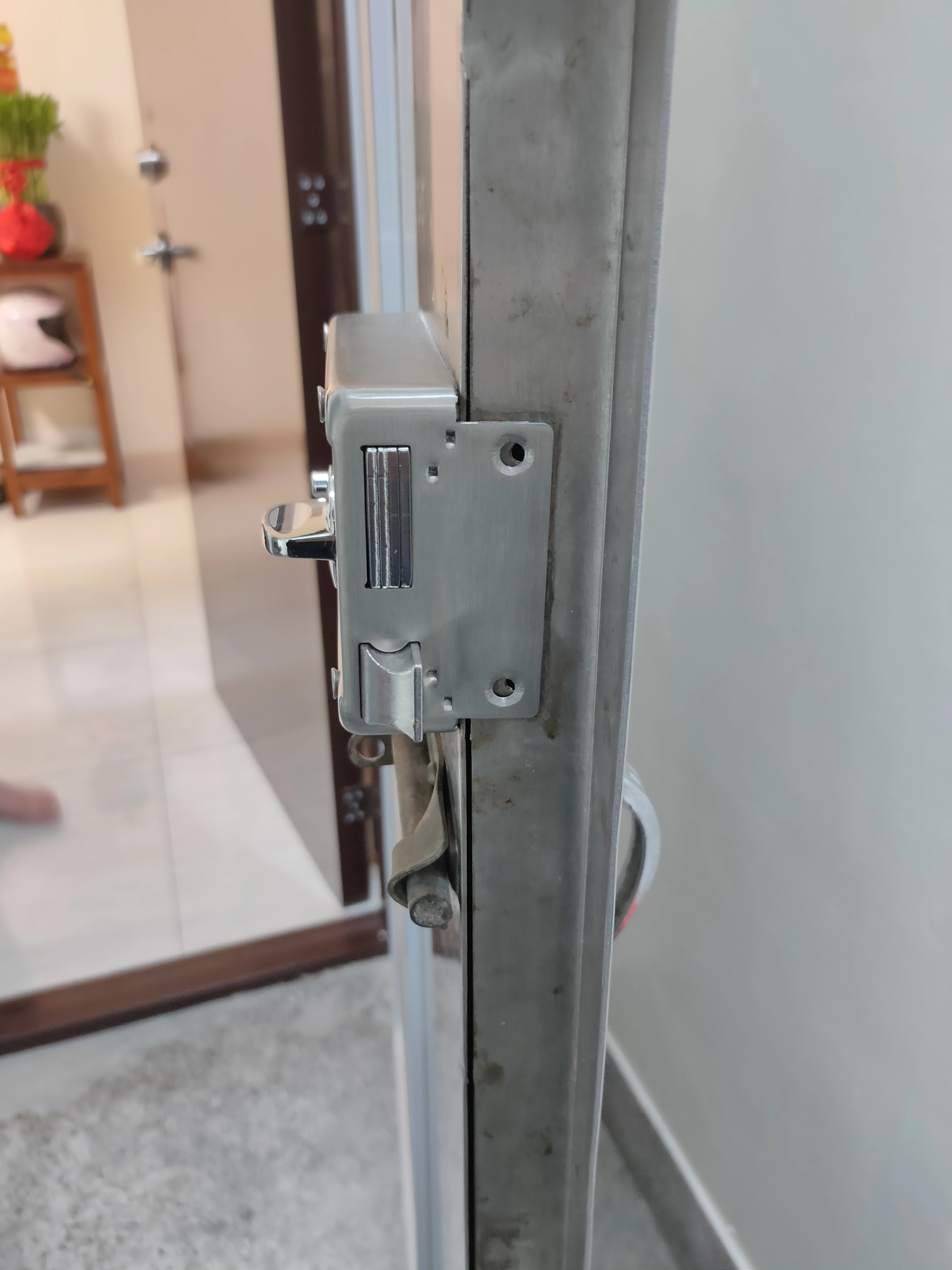 特殊安裝案例白鐵門側面原有鎖具