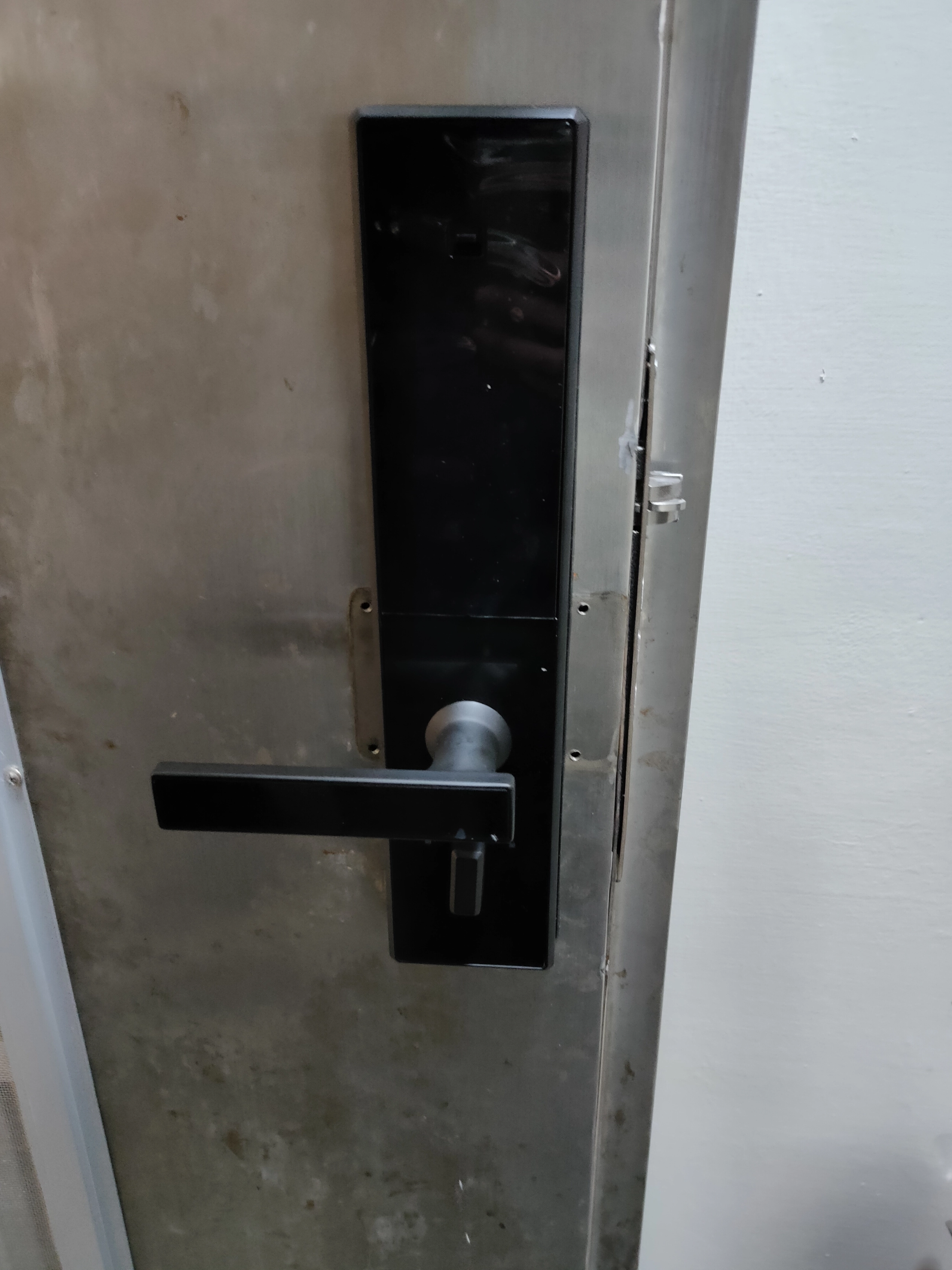 特殊安裝案例白鐵門黑色把手電子鎖外側