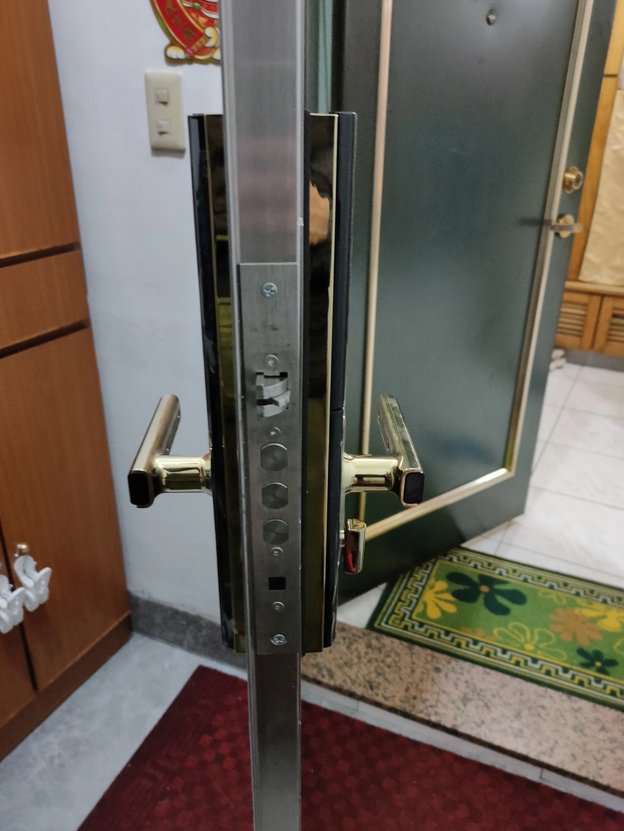 特殊安裝案例白鐵門側面電子鎖與玄關