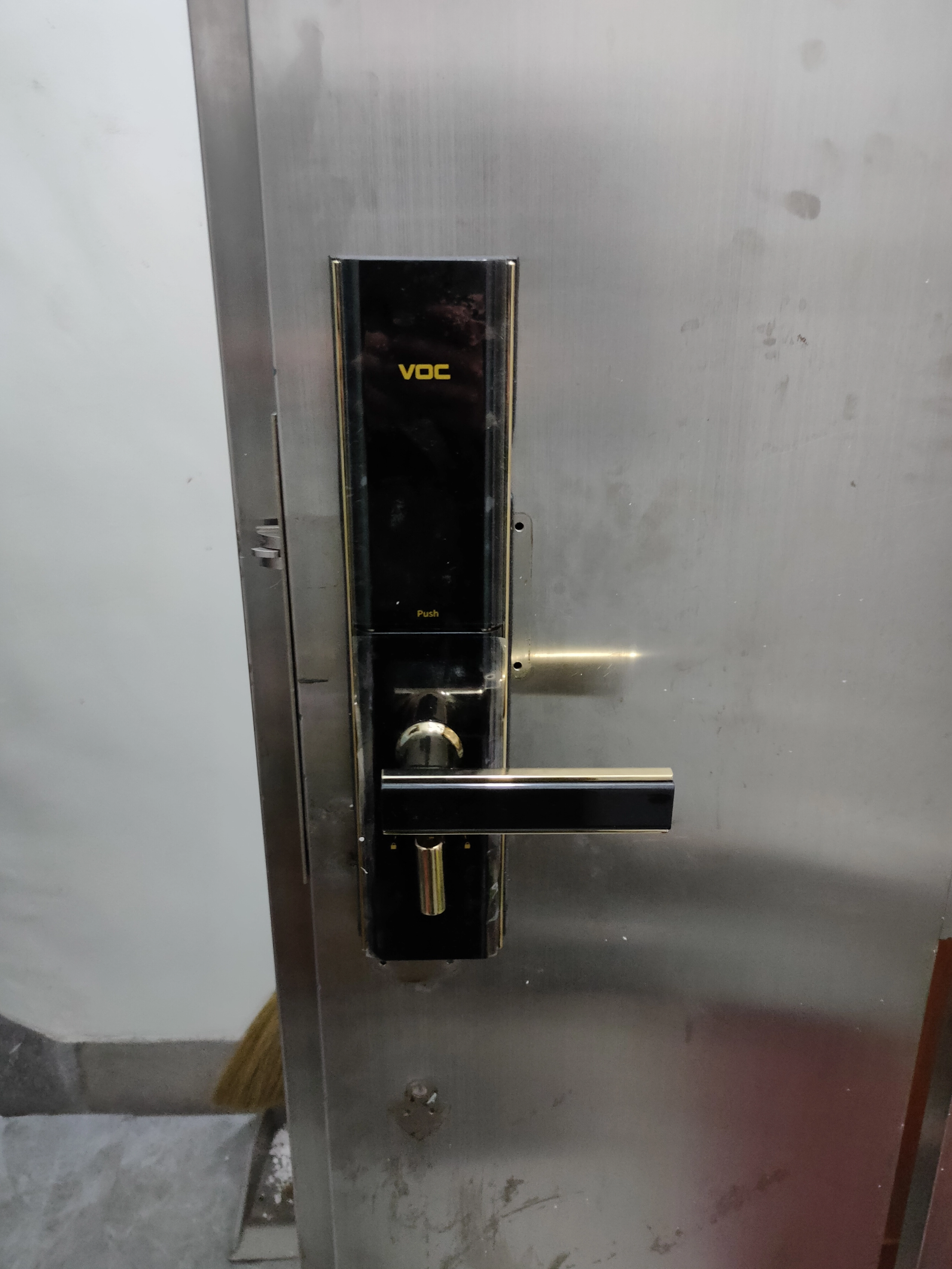特殊安裝案例白鐵門黑色密碼電子鎖完工
