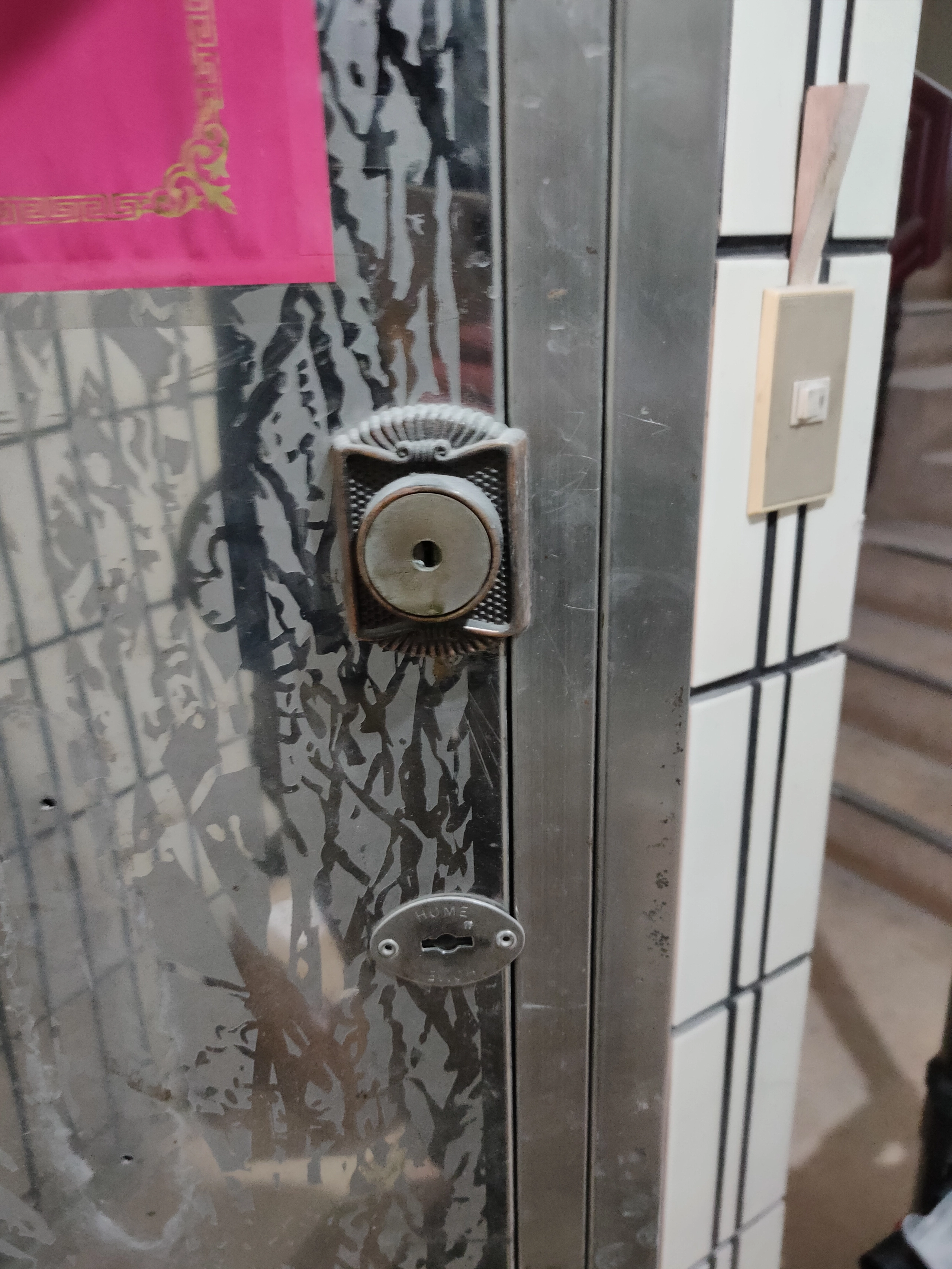 特殊安裝案例白鐵門原有門鎖