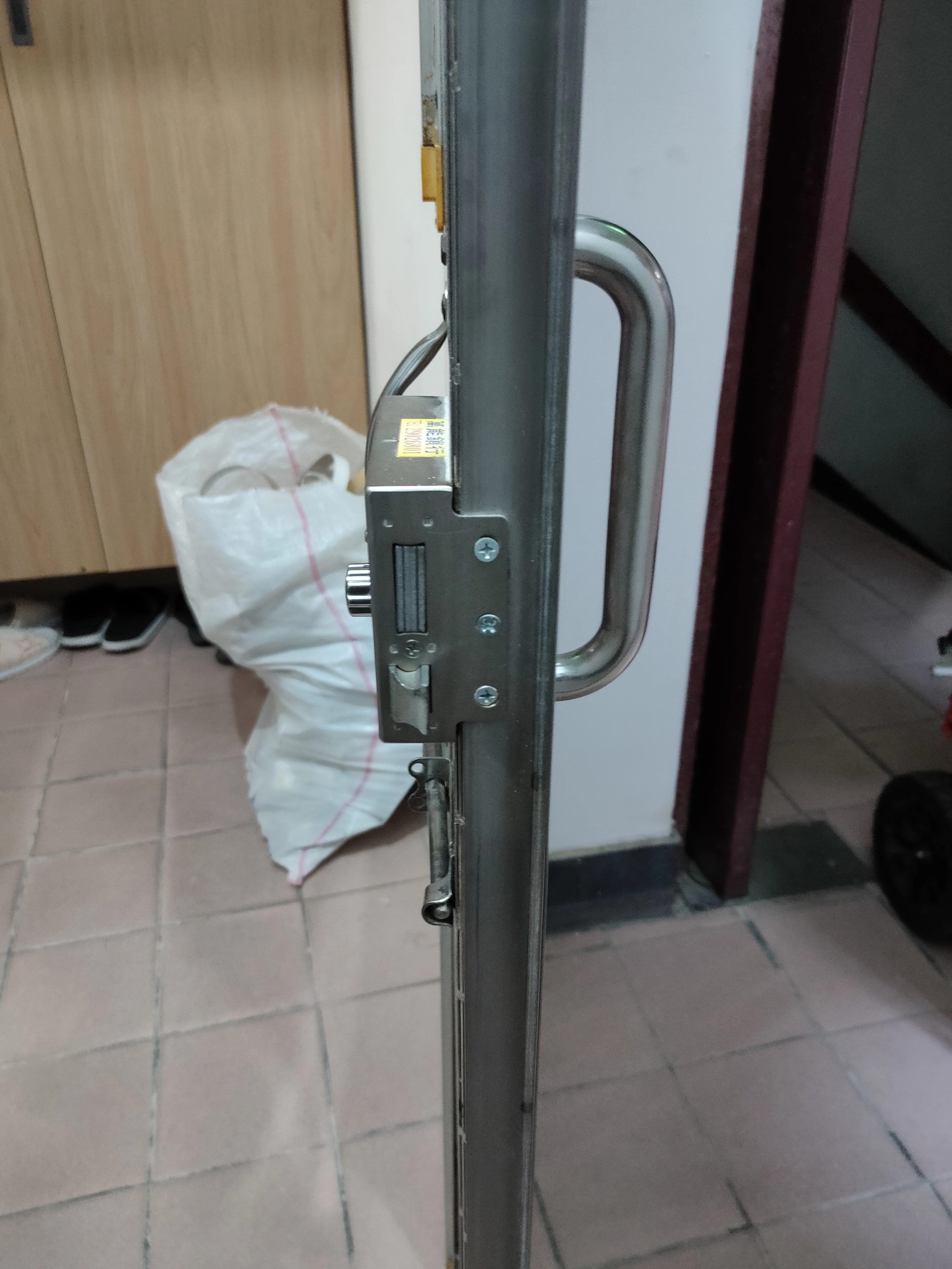 特殊安裝案例白鐵門原有拉把門鎖