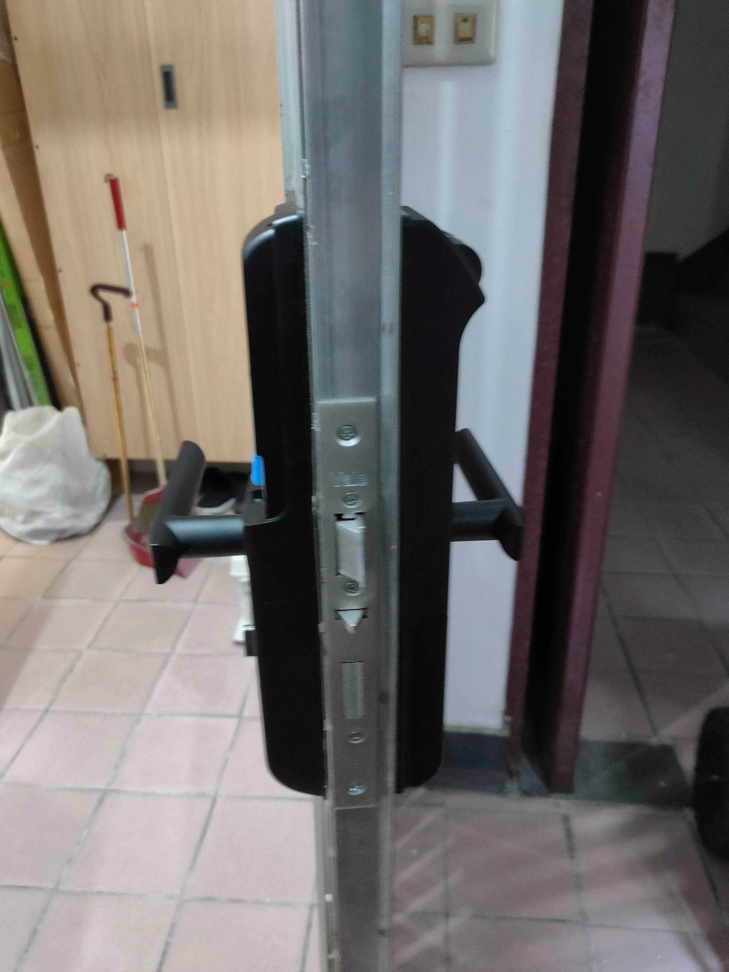 特殊安裝案例白鐵門電子鎖內側鎖體